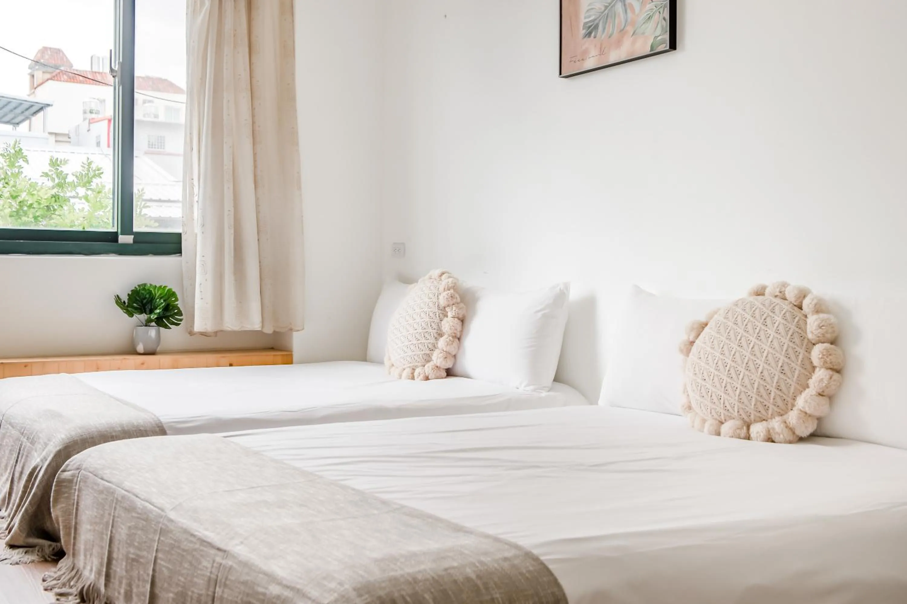 Photo of the whole room, Bed in Travel Road WuWu