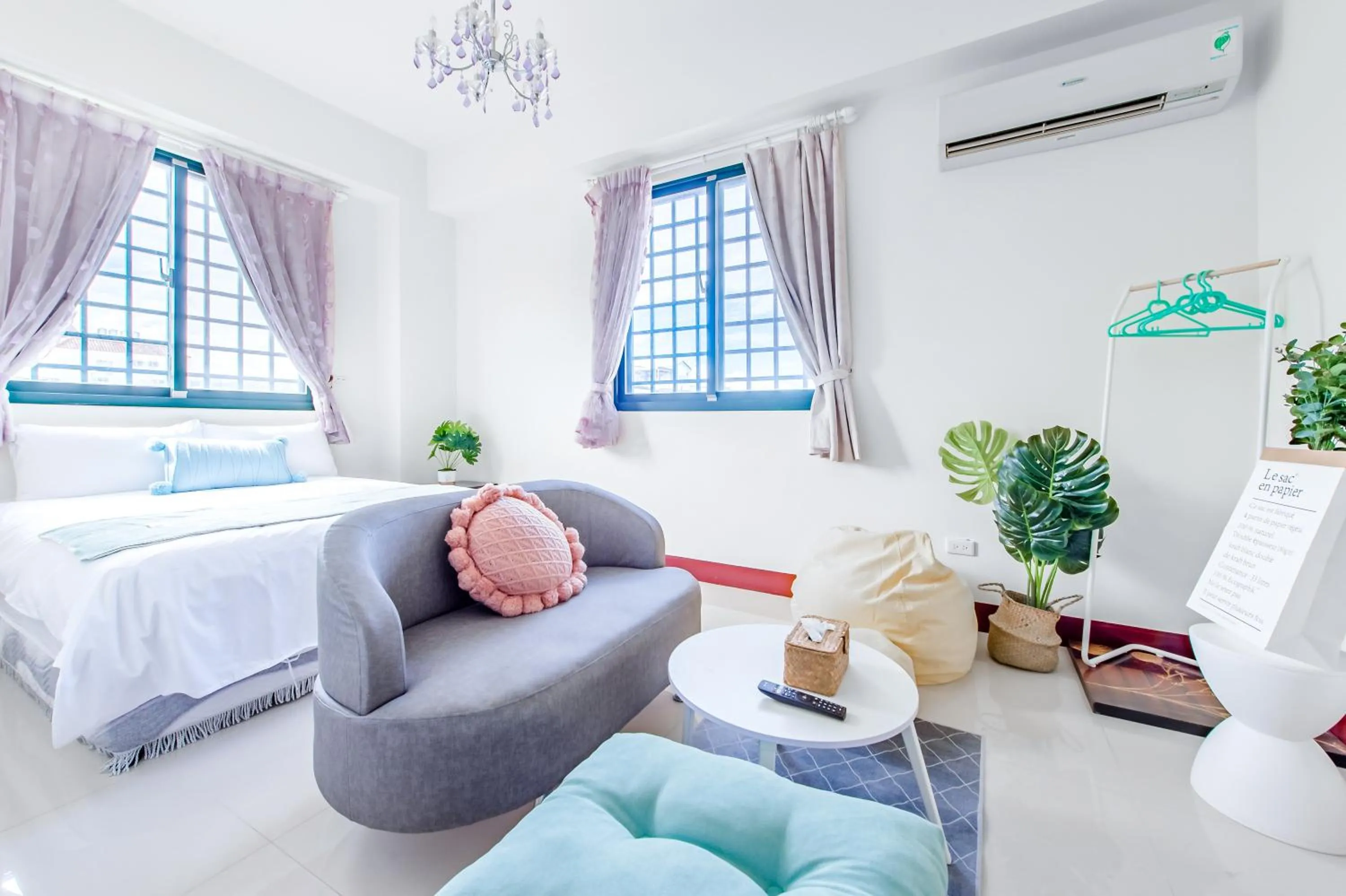 Photo of the whole room, Bed in Travel Road WuWu