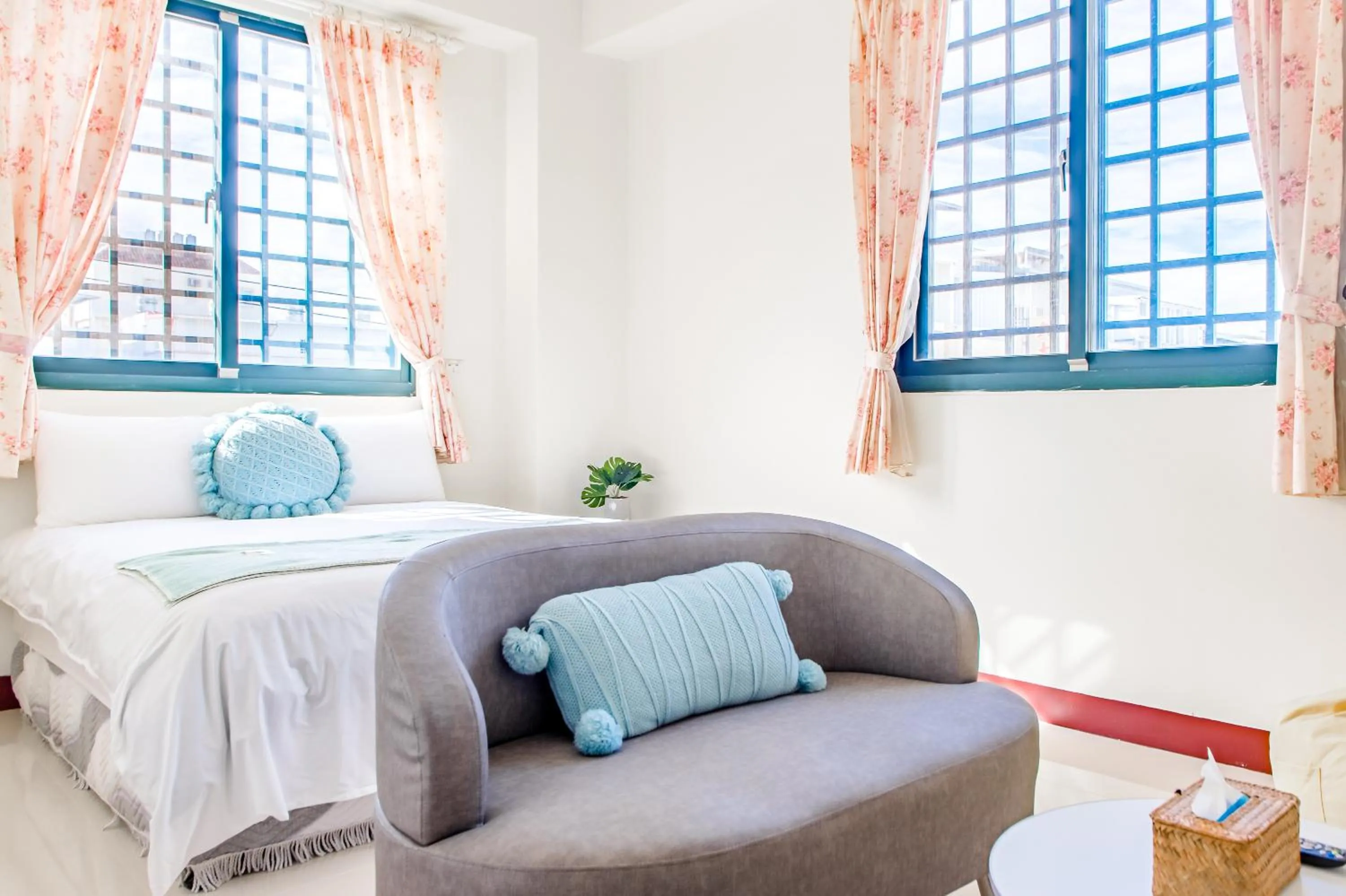 Photo of the whole room, Bed in Travel Road WuWu