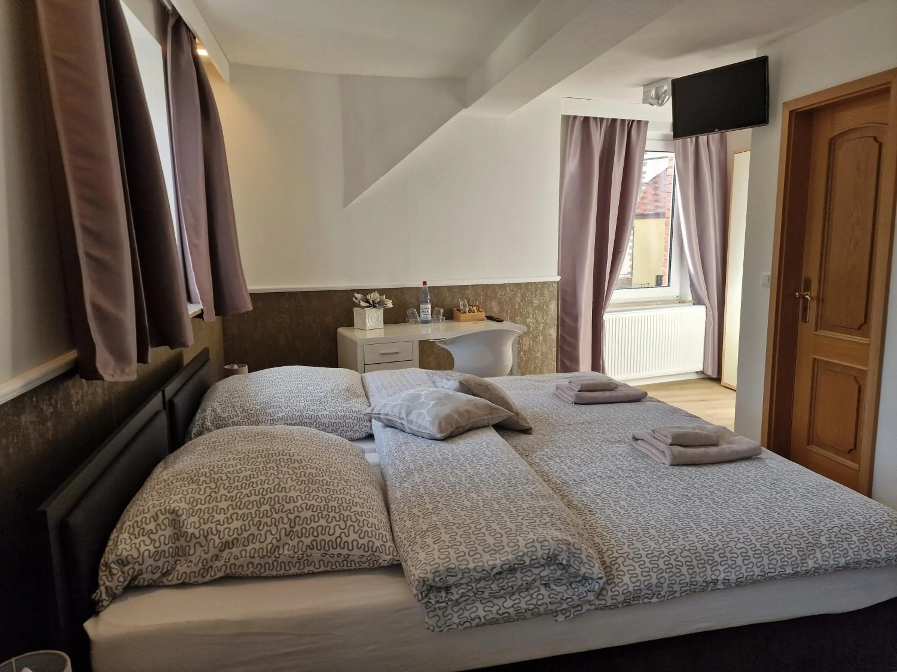 Bed in Zur Sonne "Gasthaus-Bar-Events"