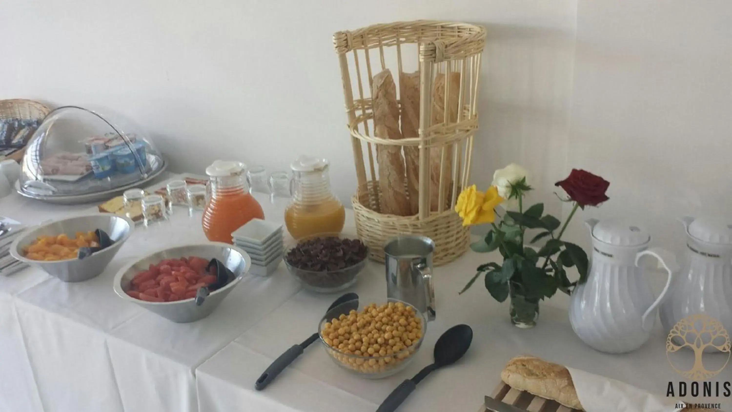 Breakfast in Adonis Aix en Provence Breakfast in Adonis Aix en Provence