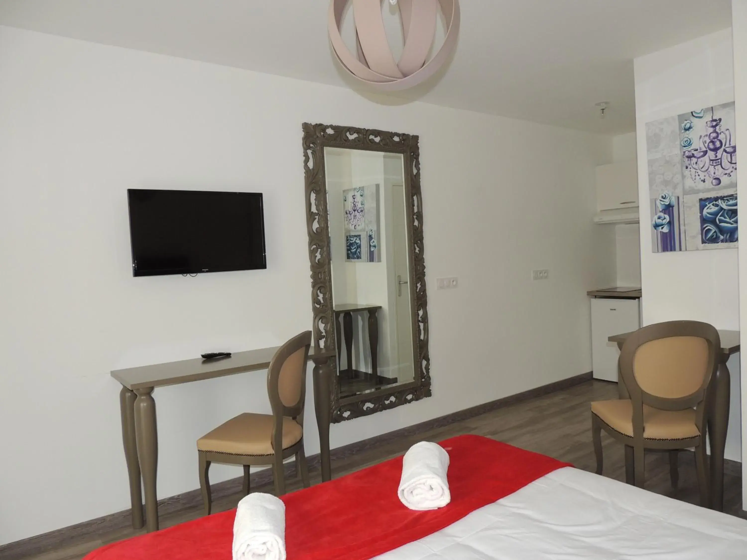 Dining area, Bed in Adonis Aix en Provence Dining area, Bed in Adonis Aix en Provence