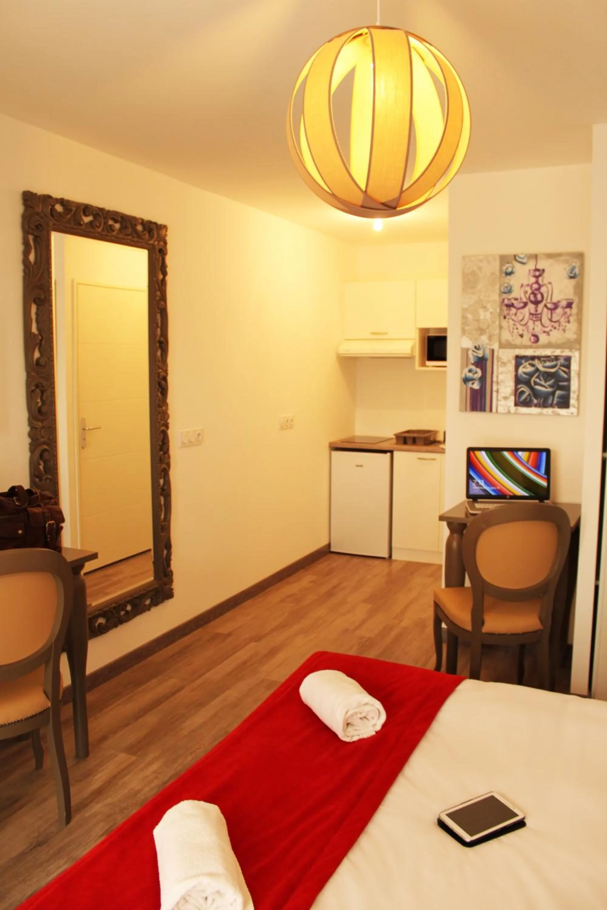 Kitchen or kitchenette, Bed in Adonis Aix en Provence