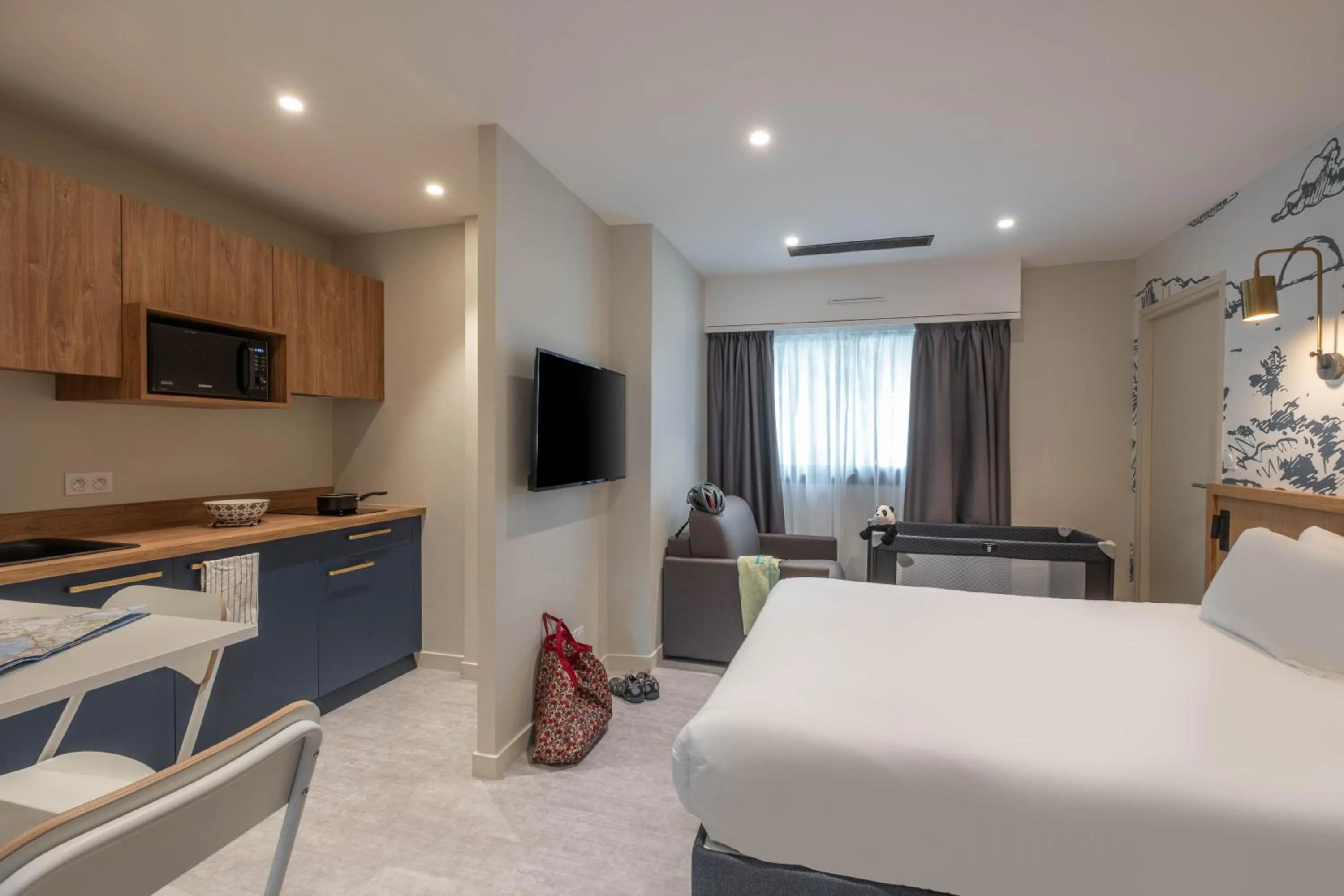 Photo of the whole room, Bed in L'Escale Marine, The Originals Relais