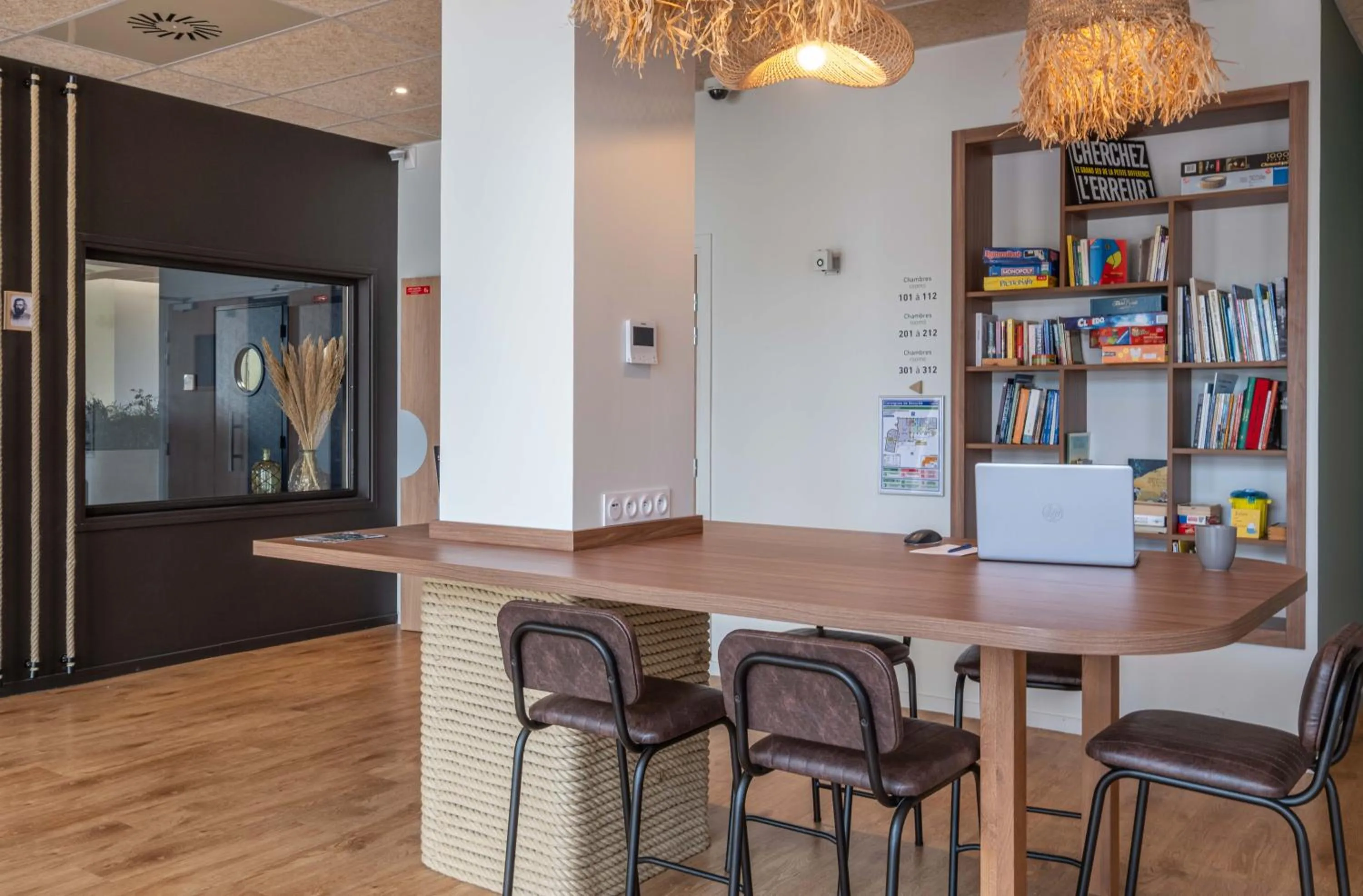 Library in L'Escale Marine, The Originals Relais