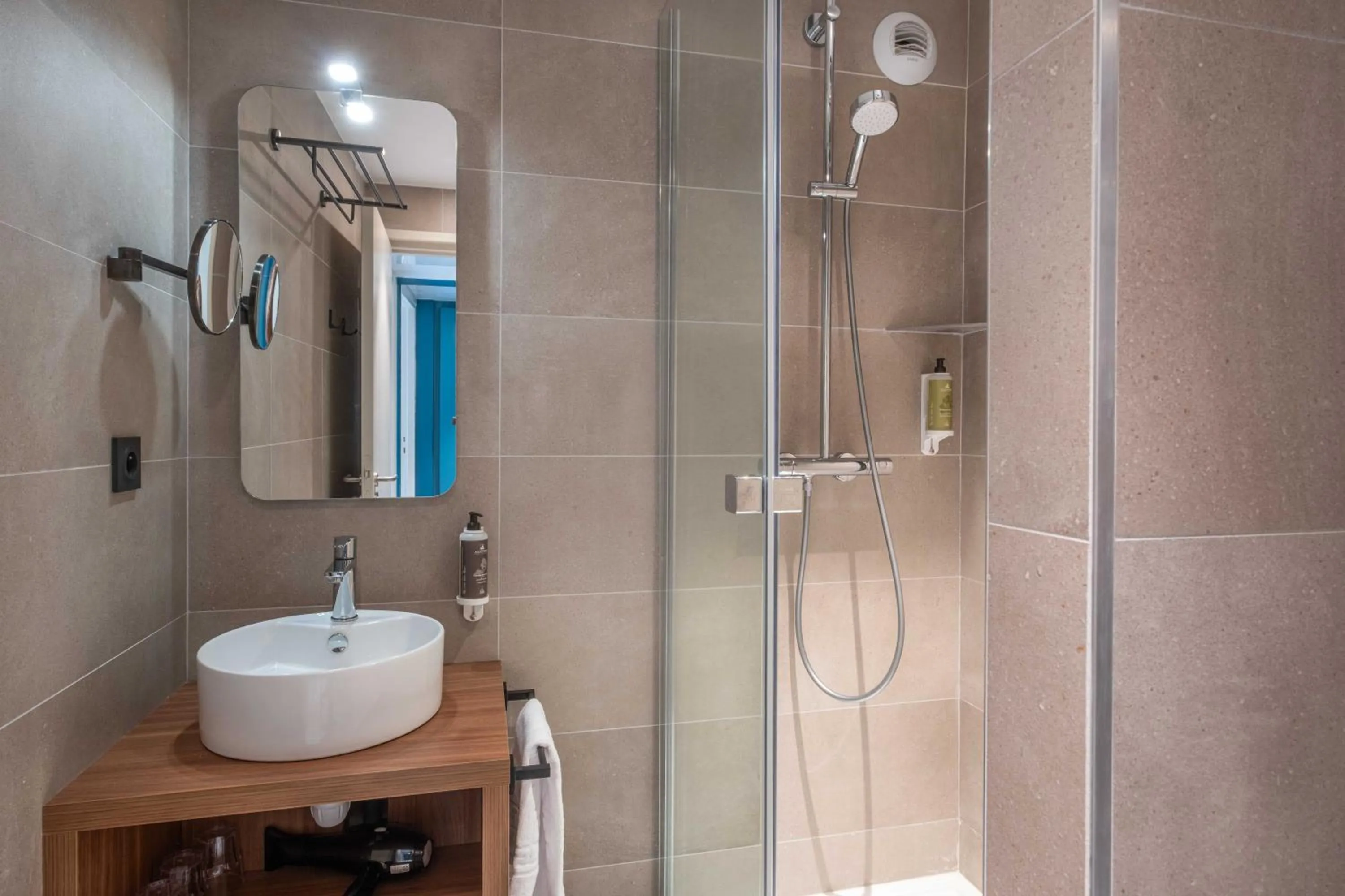 Shower in L'Escale Marine, The Originals Relais