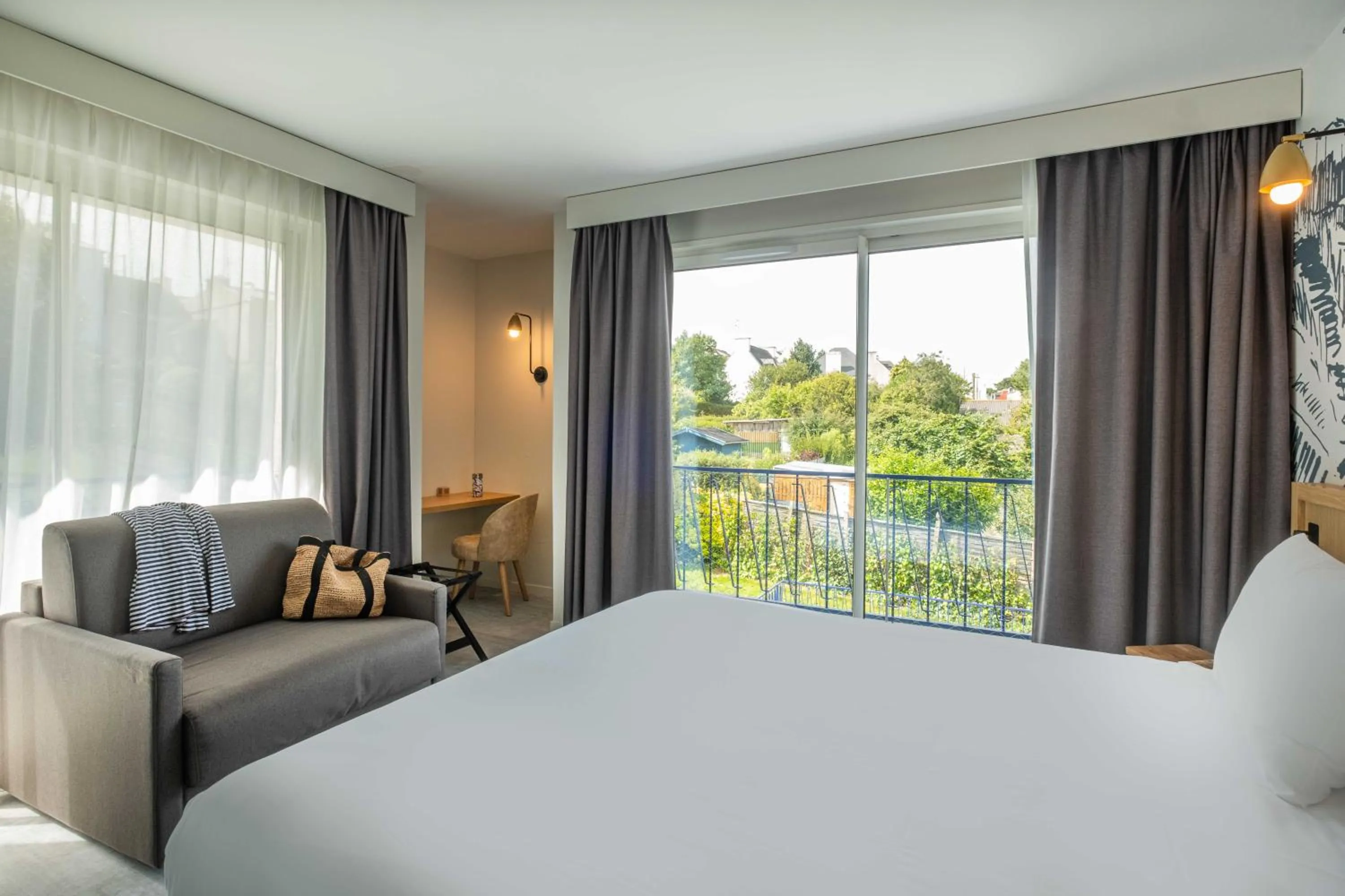 Balcony/Terrace, Bed in L'Escale Marine, The Originals Relais