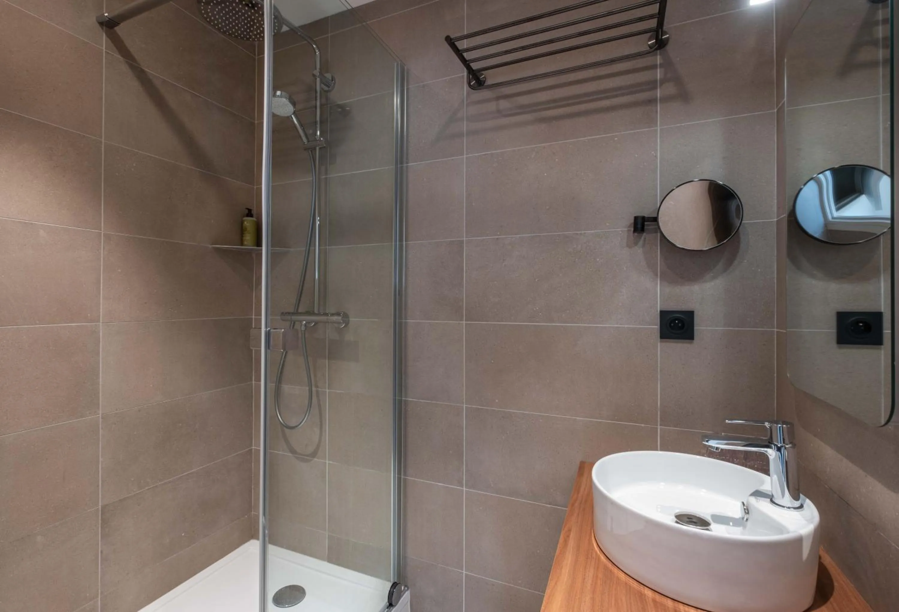 Bathroom in L'Escale Marine, The Originals Relais