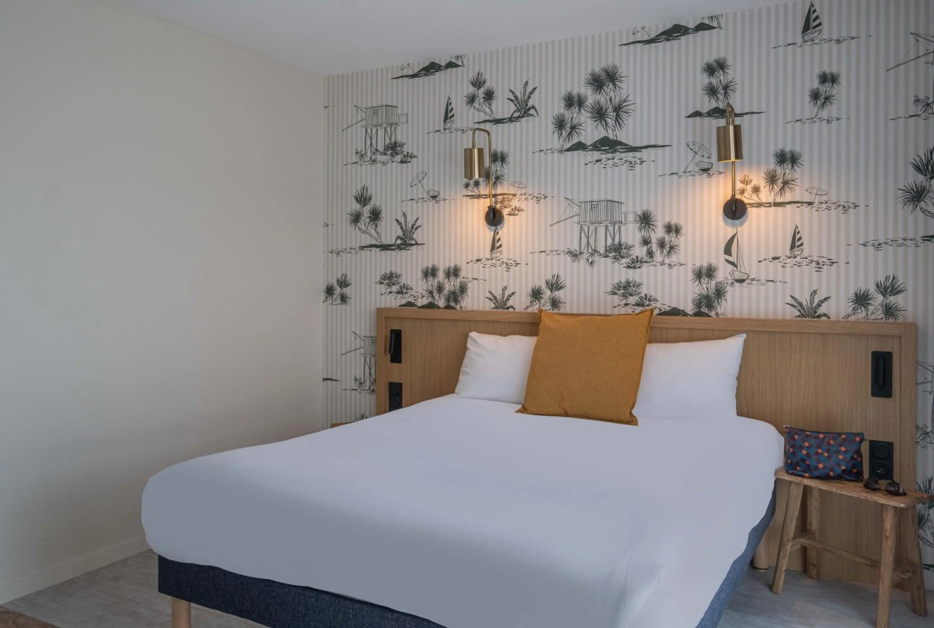 Bedroom, Bed in L'Escale Marine, The Originals Relais