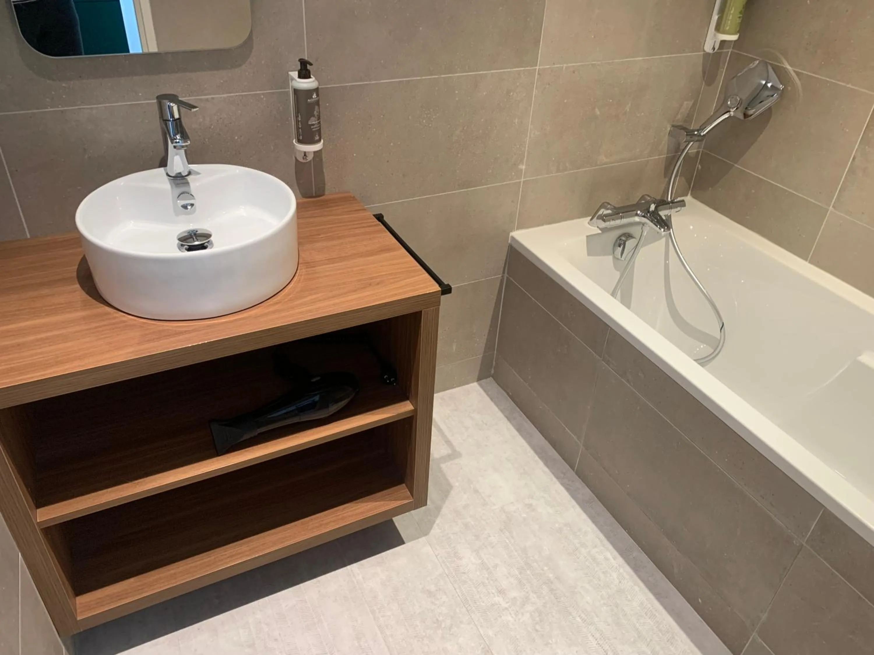 Bathroom in L'Escale Marine, The Originals Relais