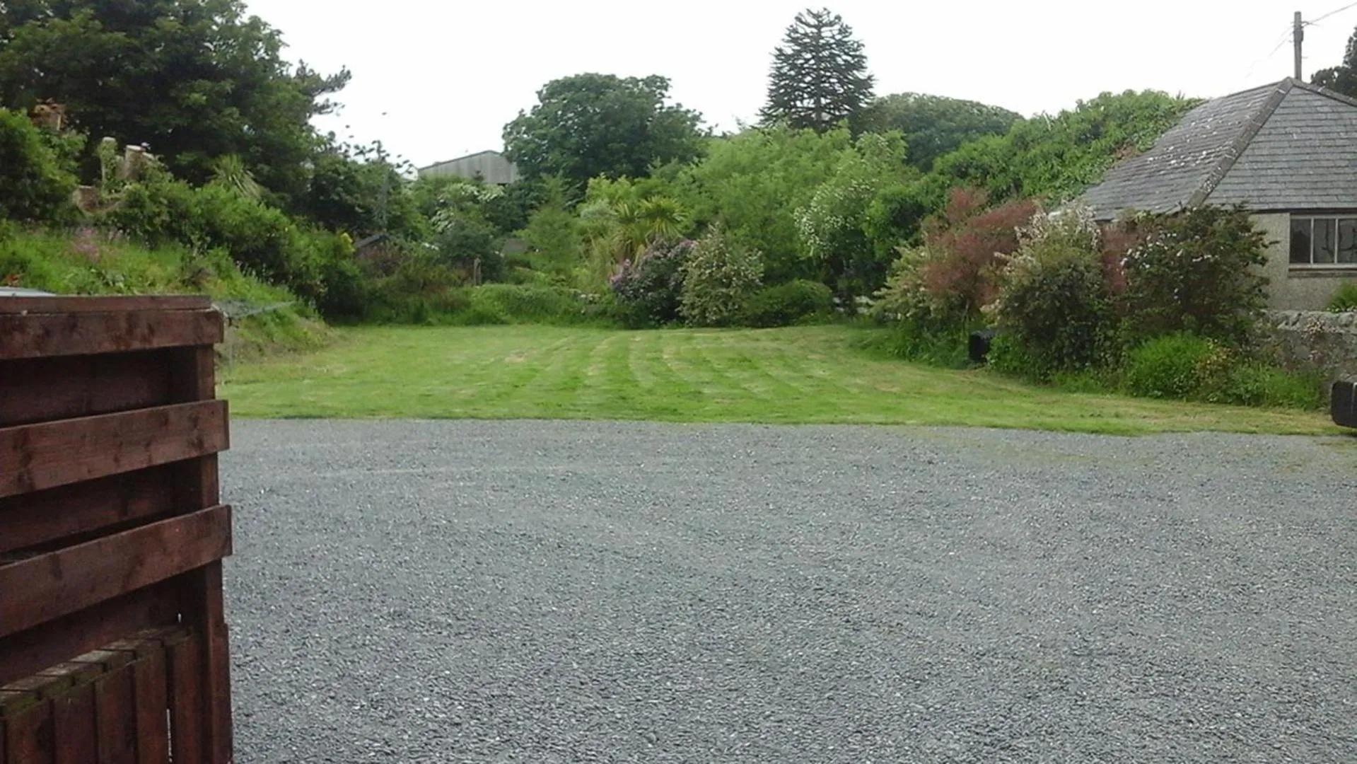 Garden in 3 Bed Bungalow - Sleeps 6 - Pet Friendly - Parking