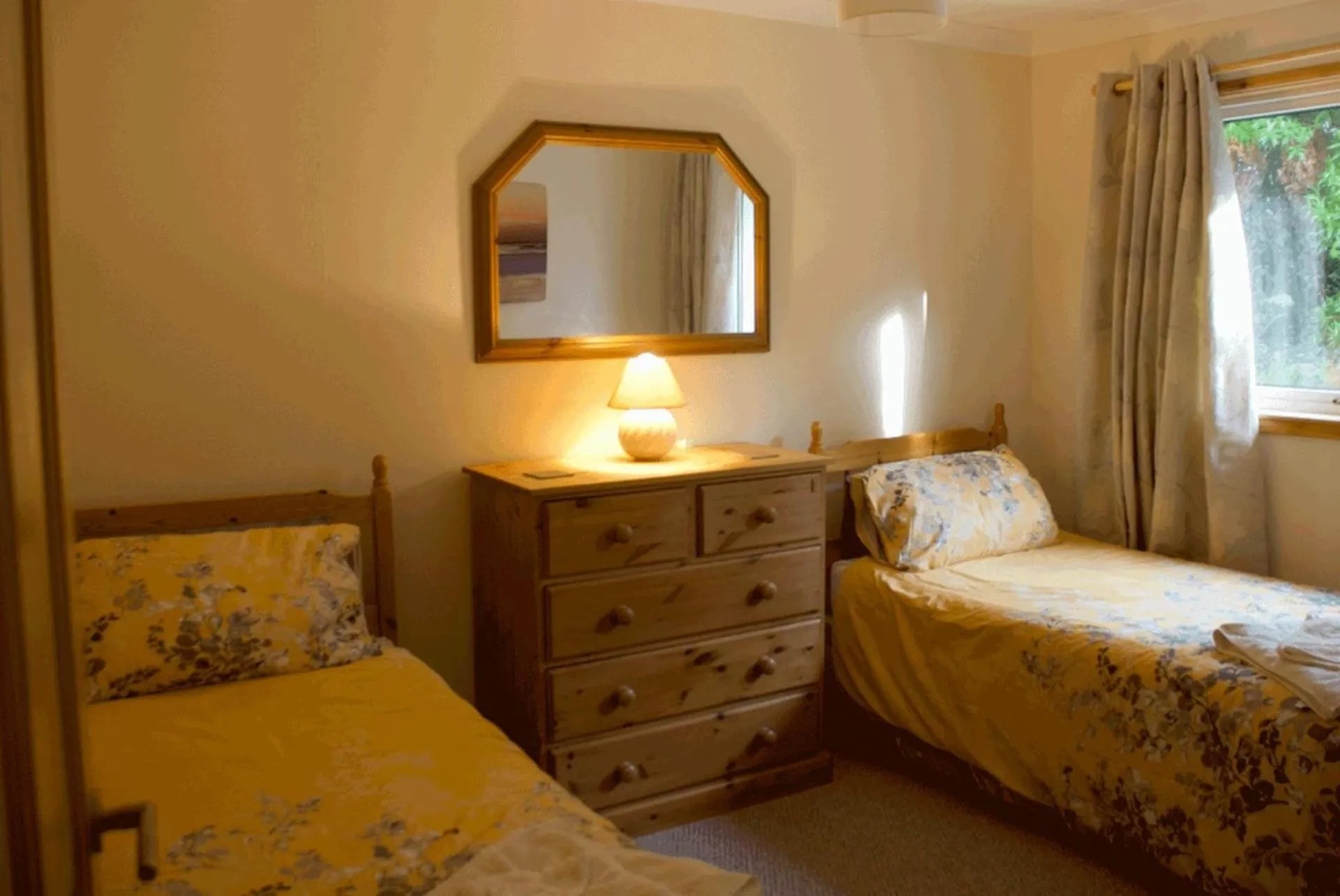 Photo of the whole room, Bed in 3 Bed Bungalow - Sleeps 6 - Pet Friendly - Parking