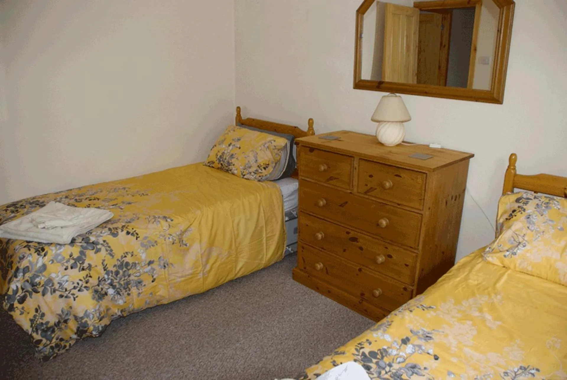 Photo of the whole room, Bed in 3 Bed Bungalow - Sleeps 6 - Pet Friendly - Parking