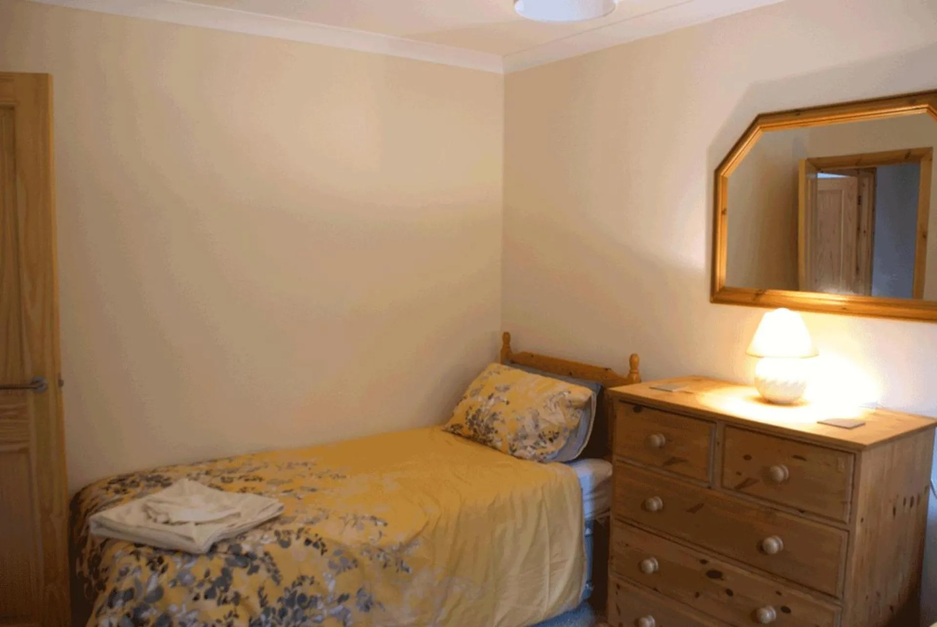 Photo of the whole room, Bed in 3 Bed Bungalow - Sleeps 6 - Pet Friendly - Parking