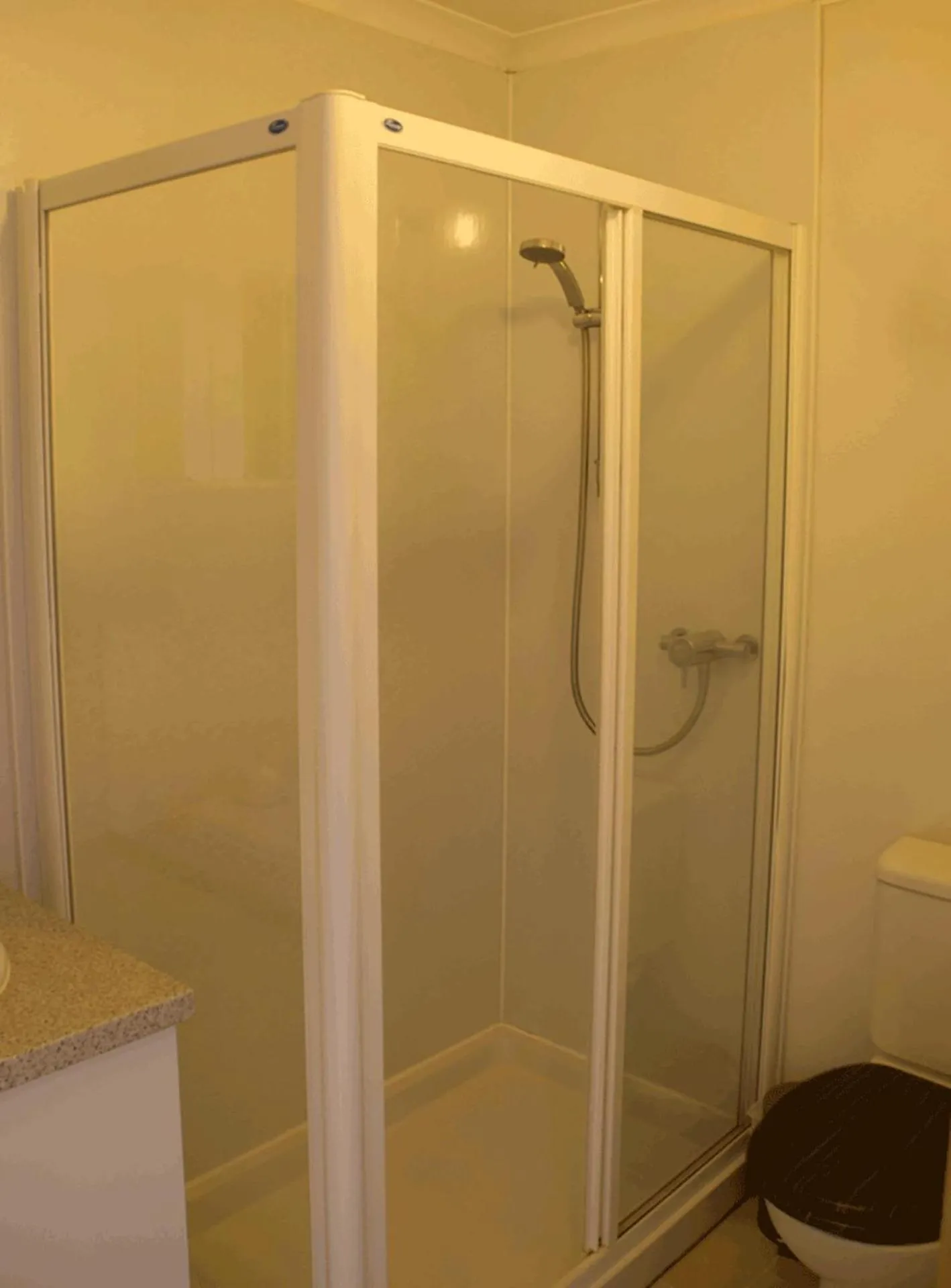 Bathroom in 3 Bed Bungalow - Sleeps 6 - Pet Friendly - Parking
