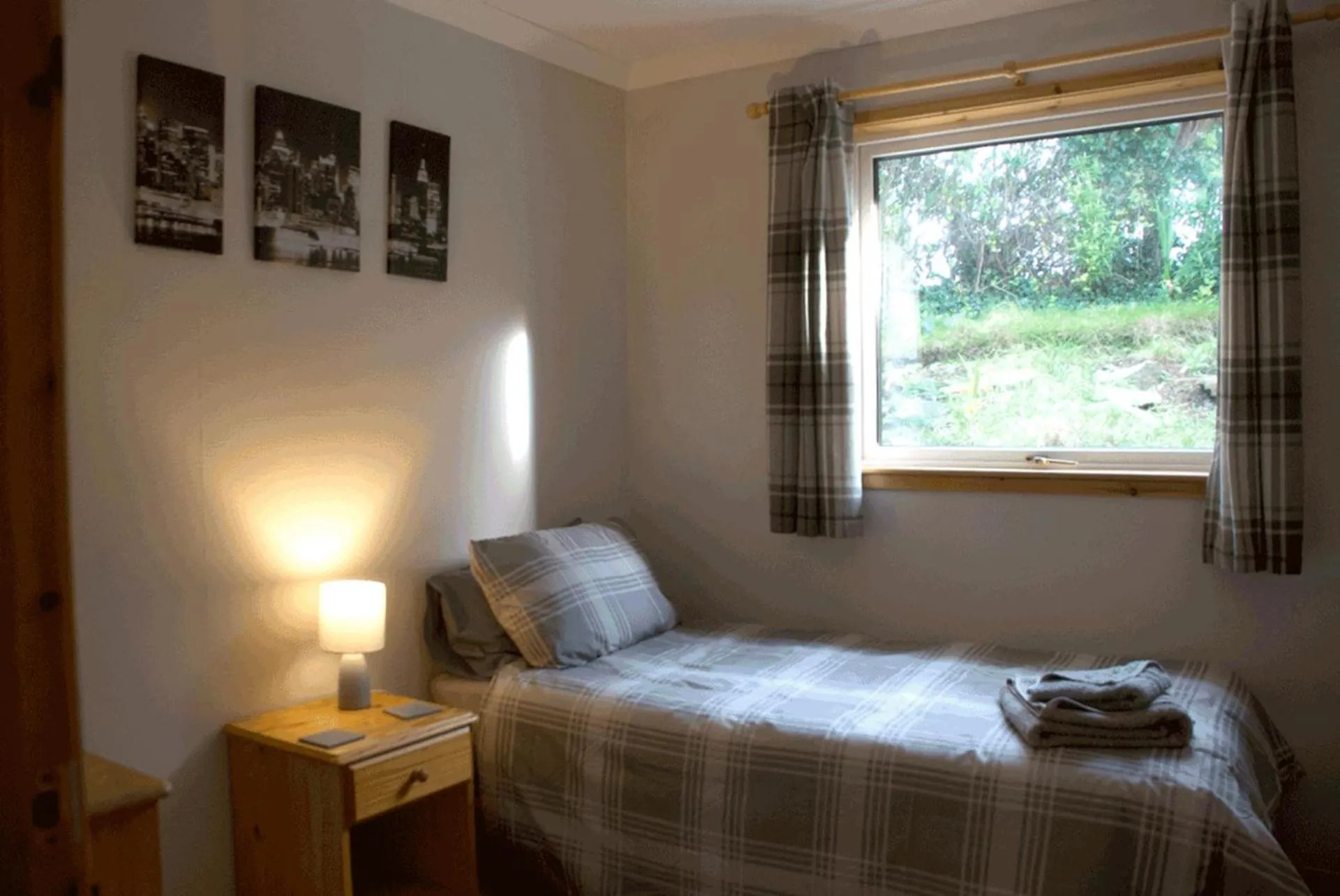 Photo of the whole room, Bed in 3 Bed Bungalow - Sleeps 6 - Pet Friendly - Parking