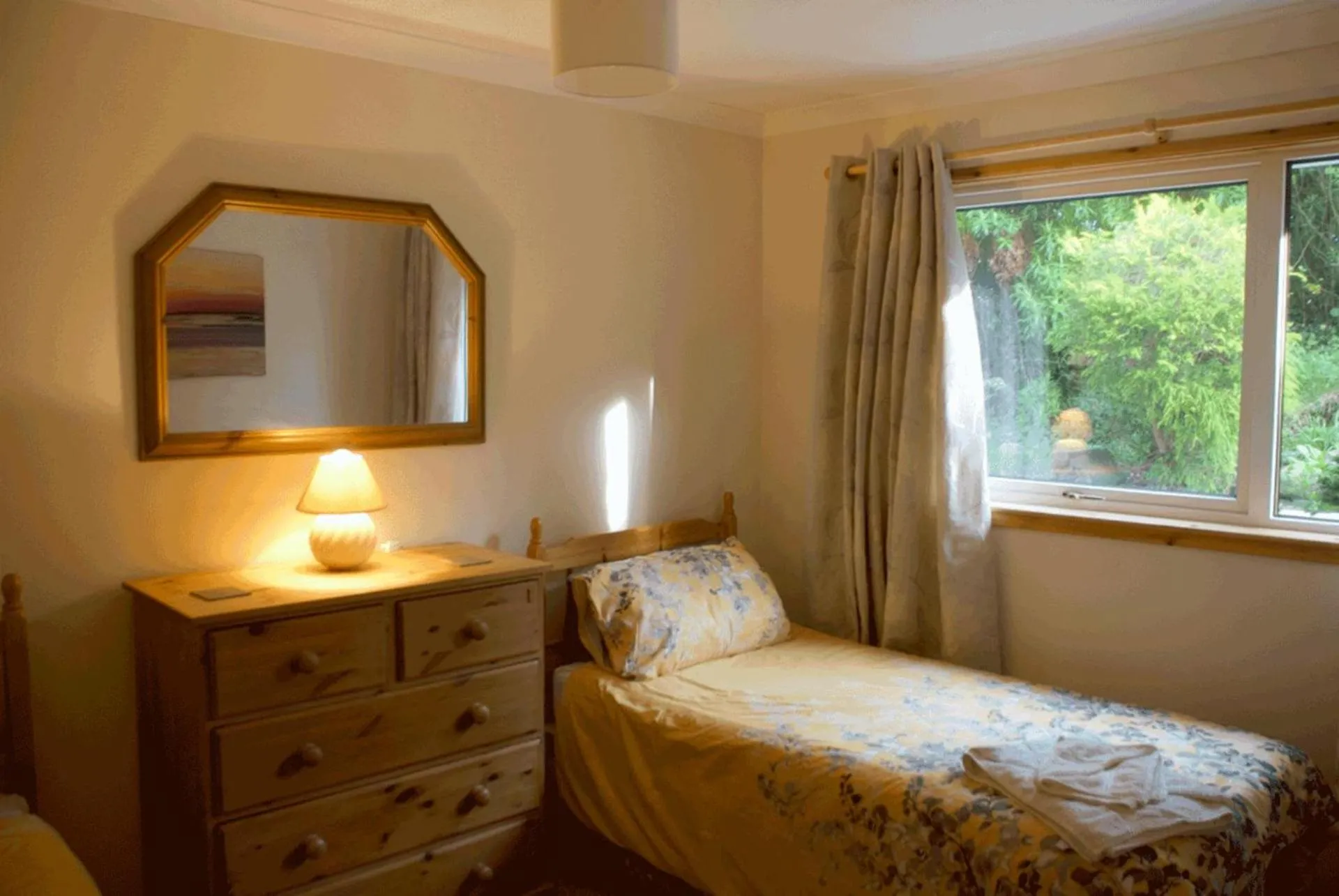 Photo of the whole room, Bed in 3 Bed Bungalow - Sleeps 6 - Pet Friendly - Parking