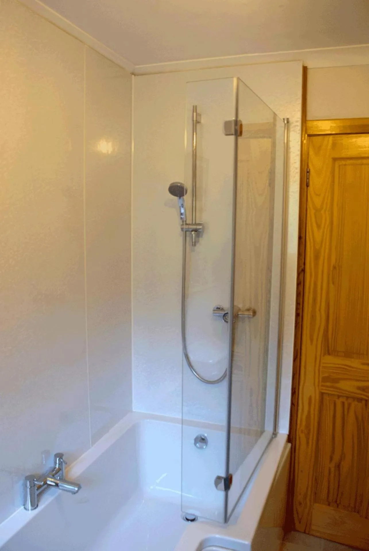 Bathroom in 3 Bed Bungalow - Sleeps 6 - Pet Friendly - Parking