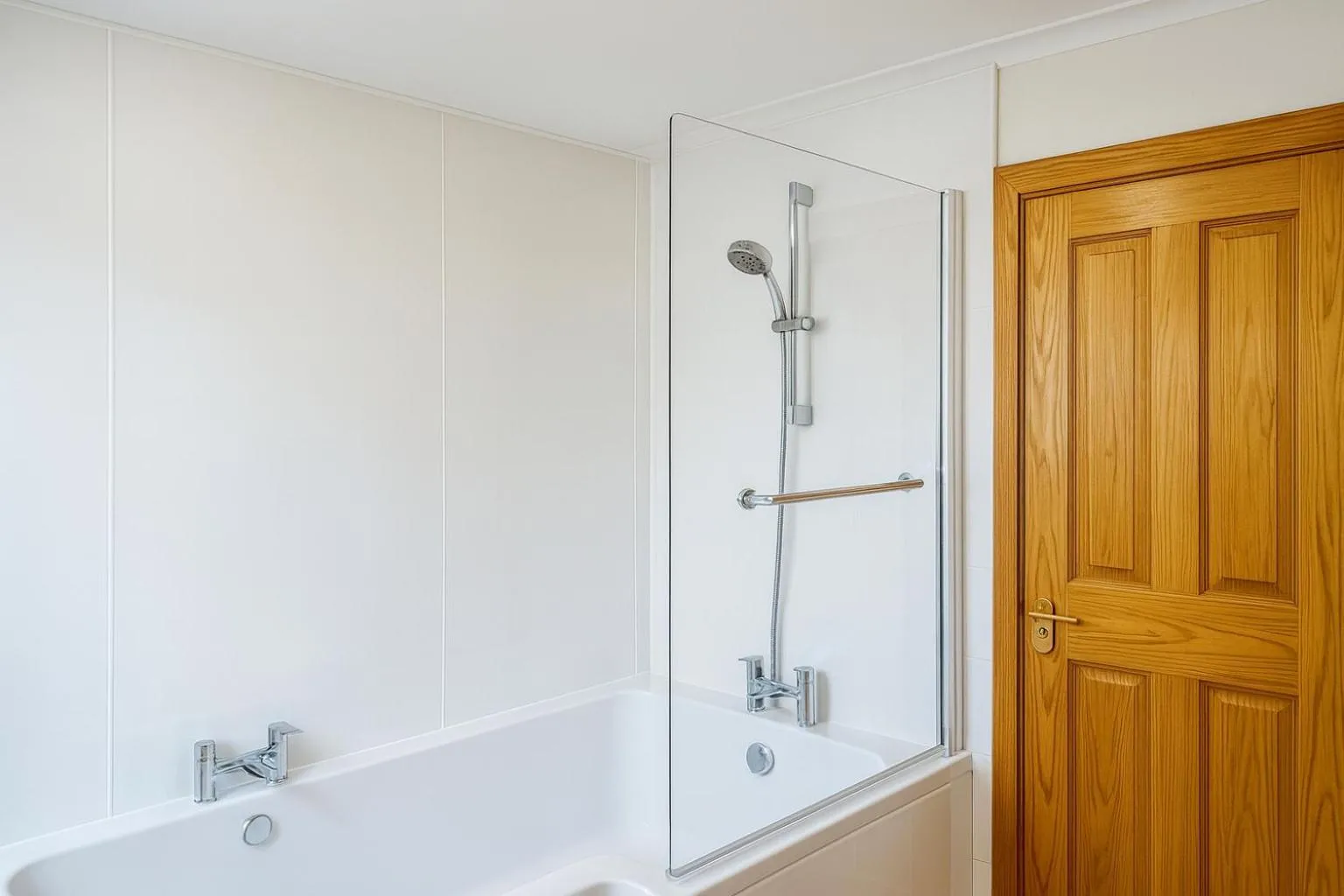 3 Bed Bungalow - Sleeps 6 - Pet Friendly - Parking