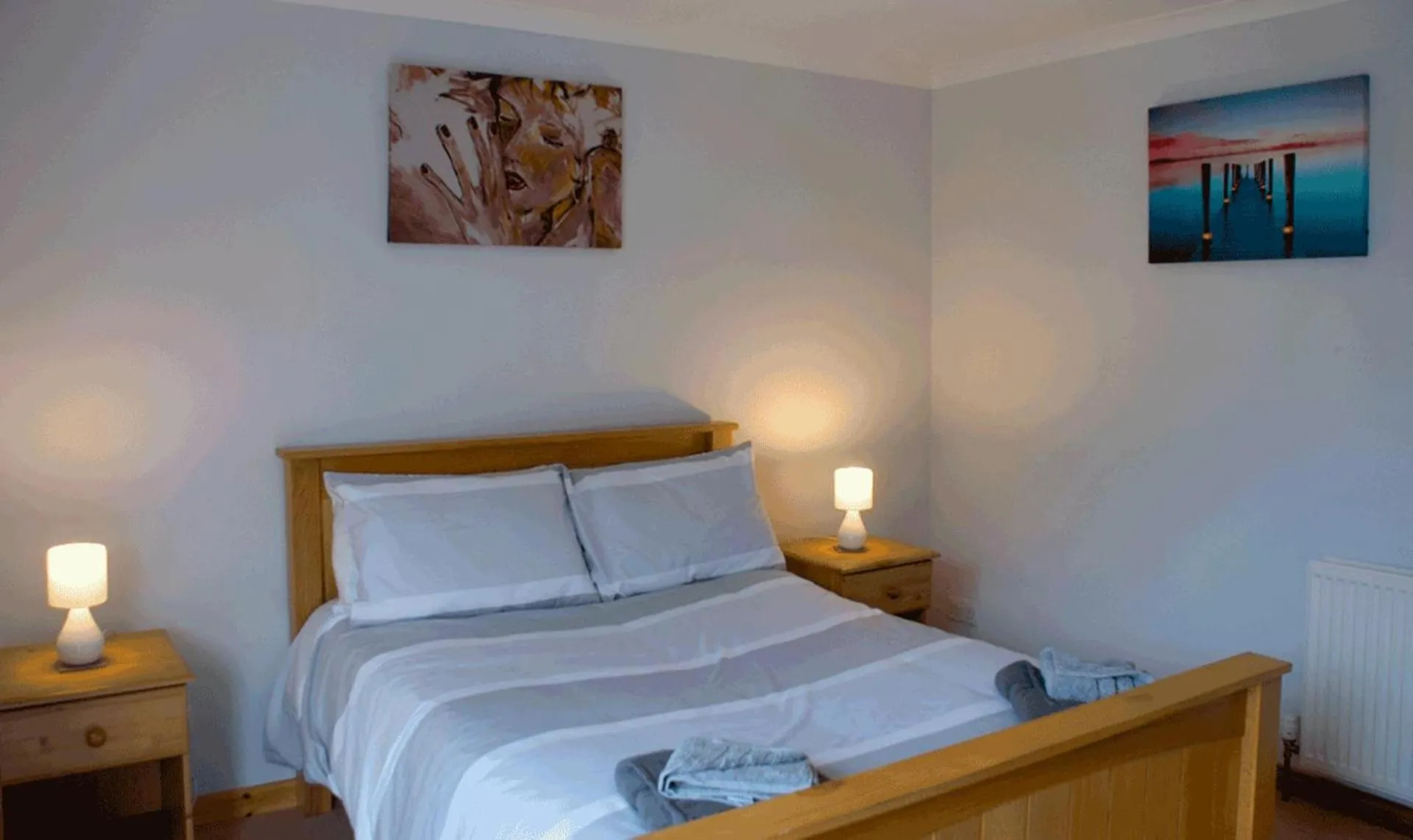Photo of the whole room, Bed in 3 Bed Bungalow - Sleeps 6 - Pet Friendly - Parking