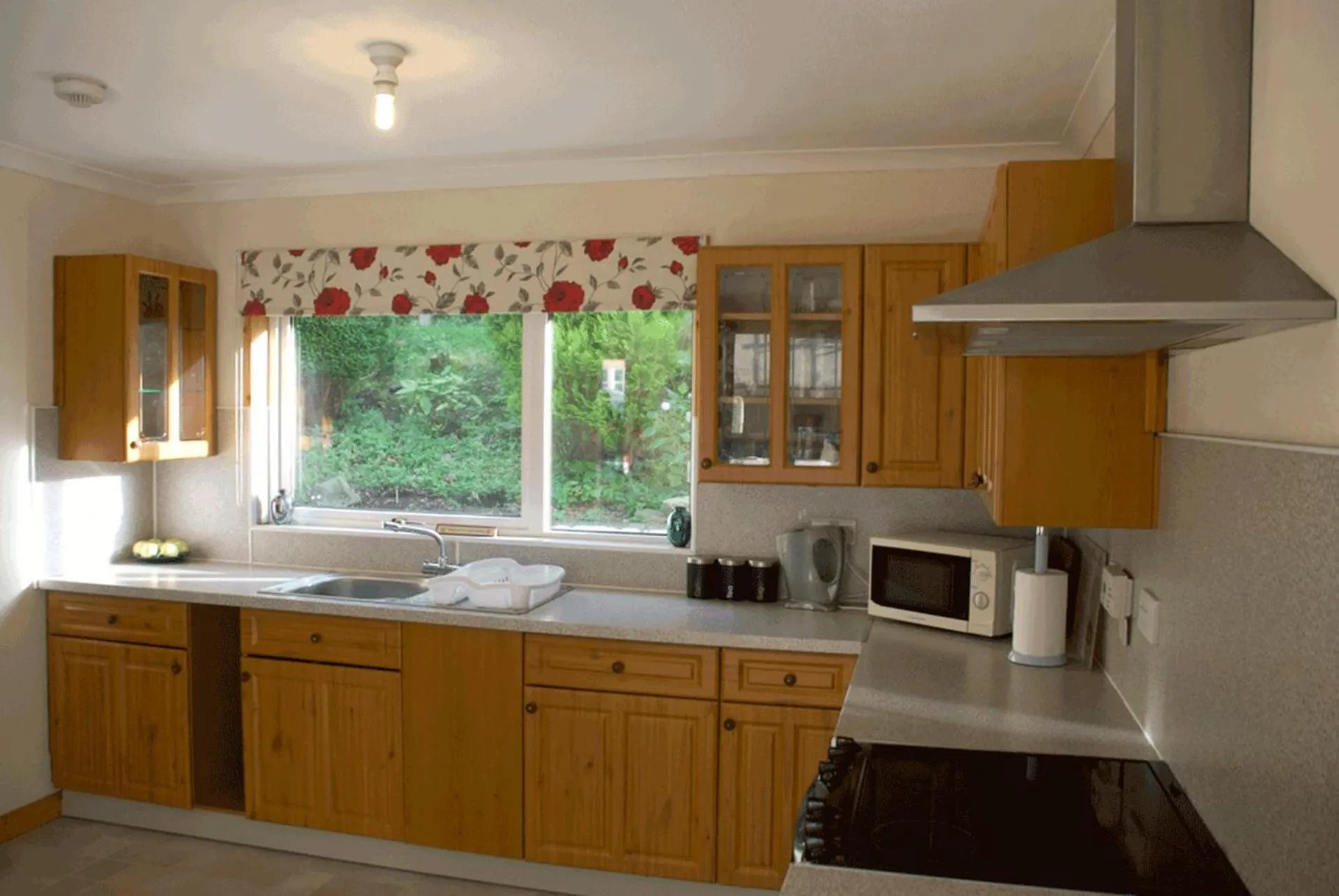 Kitchen or kitchenette in 3 Bed Bungalow - Sleeps 6 - Pet Friendly - Parking