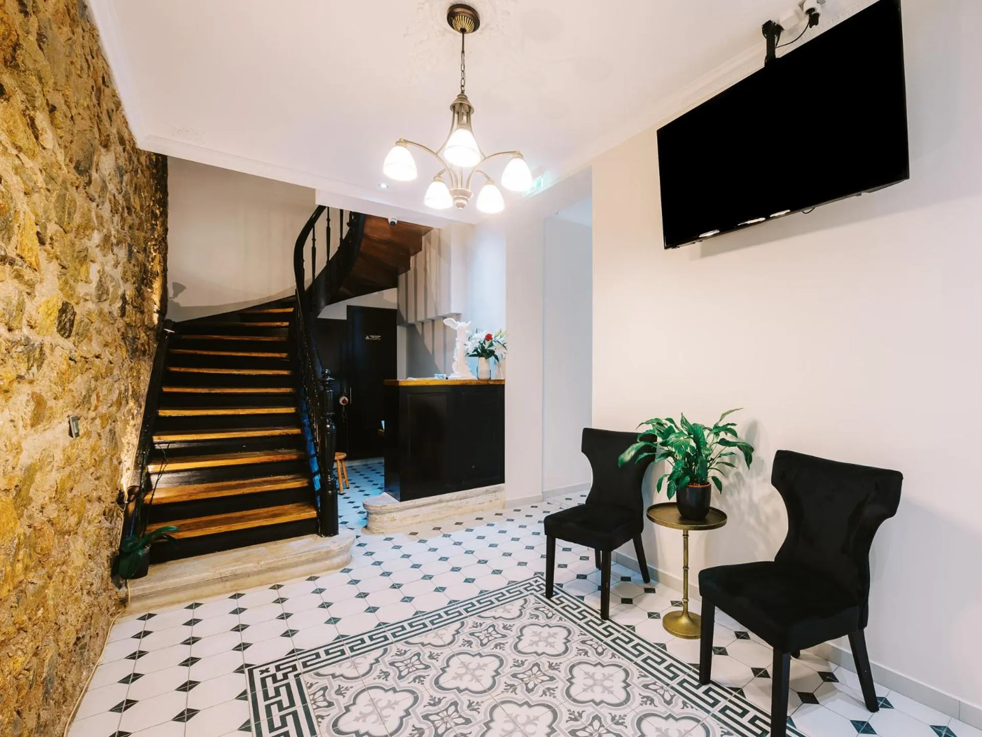 Communal lounge/ TV room in Neapolis 1897 Boutique Luxury Rooms