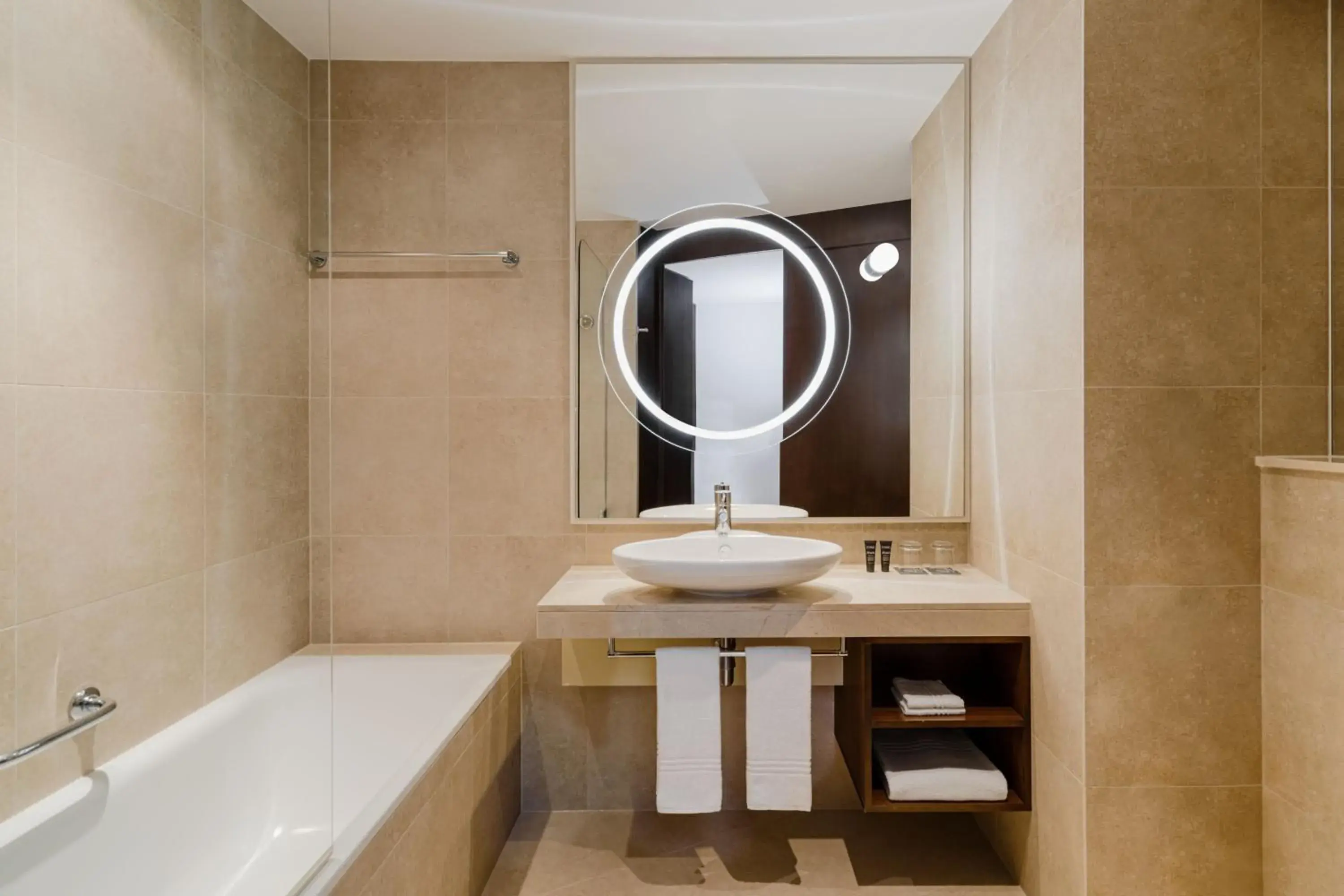 Club level, Guest room, 2 Twin/Single Bed(s) in Sheraton Poznan Hotel Club level, Guest room, 2 Twin/Single Bed(s) in Sheraton Poznan Hotel