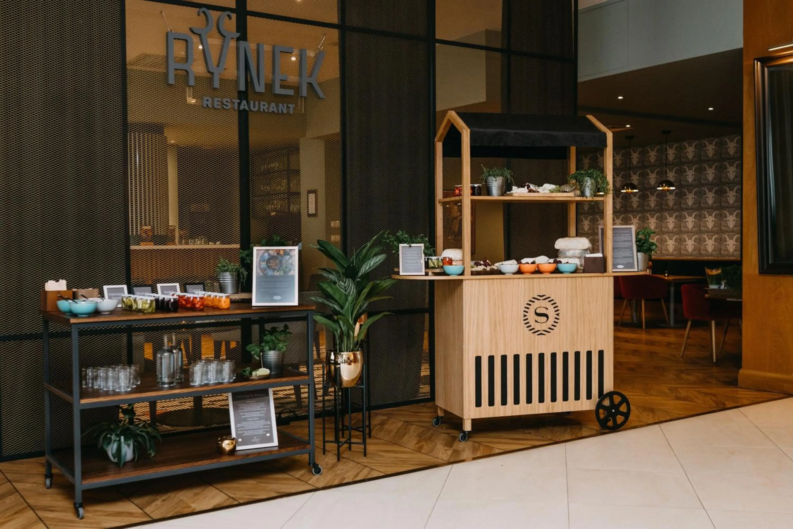 Restaurant/places to eat in Sheraton Poznan Hotel