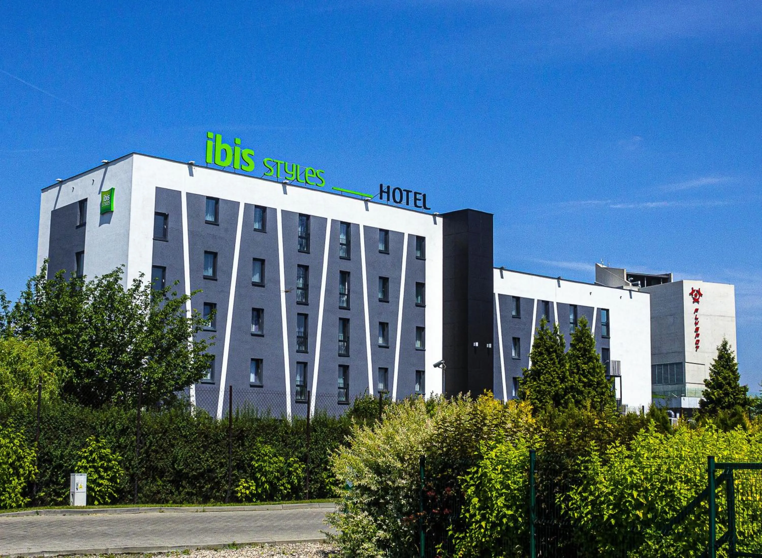 Facade/entrance in ibis Styles Warszawa West