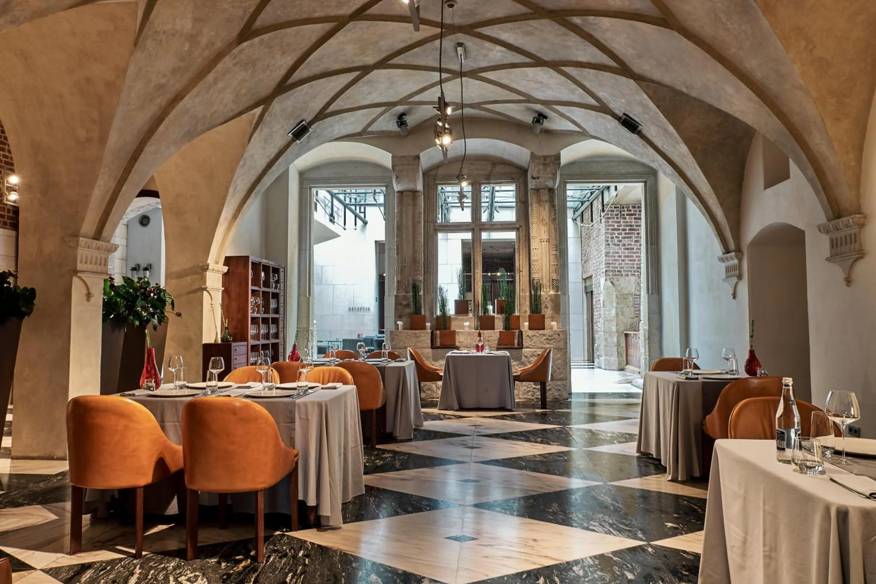 Restaurant/places to eat in Hotel Stary