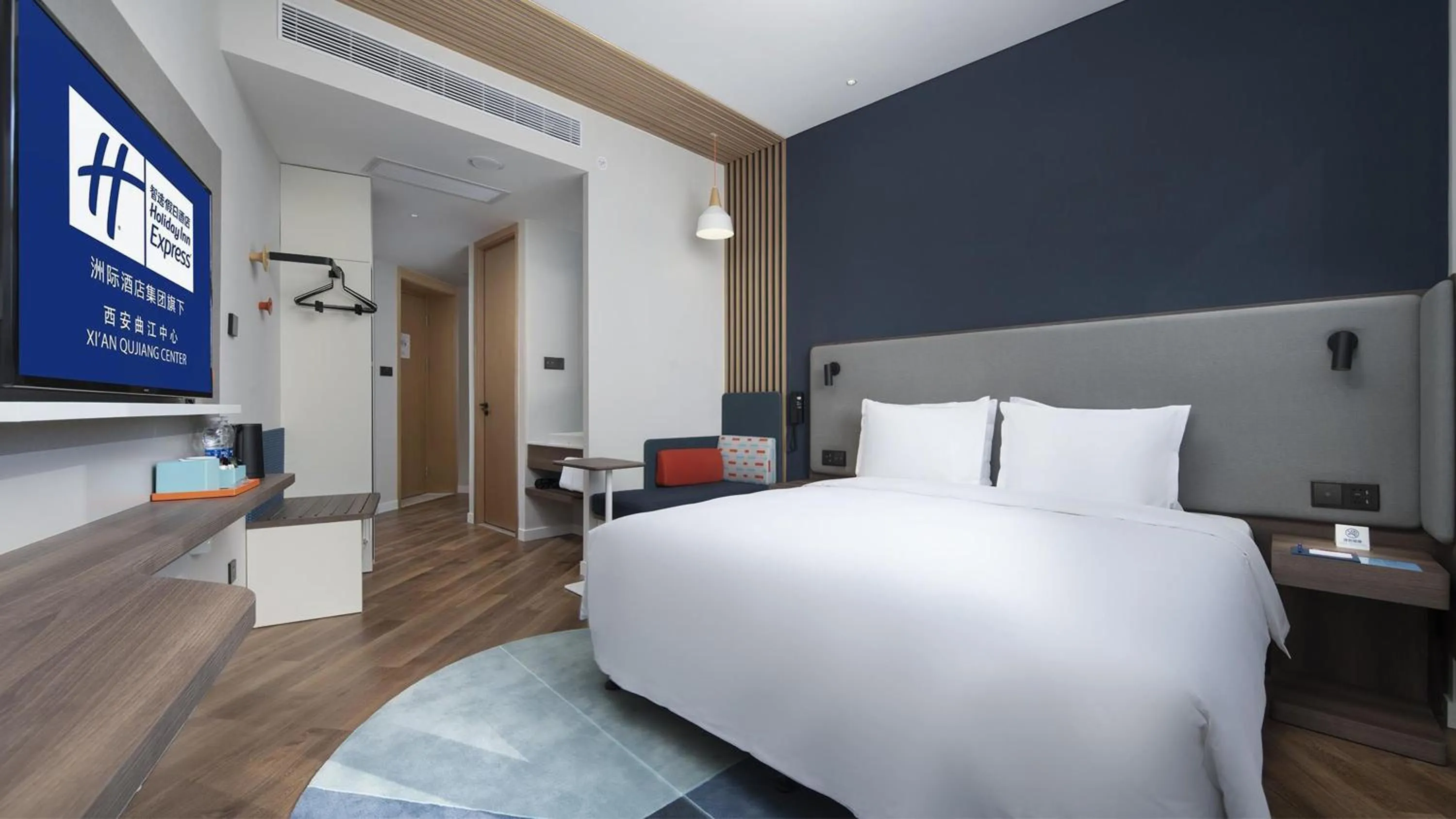 Photo of the whole room, Bed in Holiday Inn Express Xi'an Qujiang Center by IHG