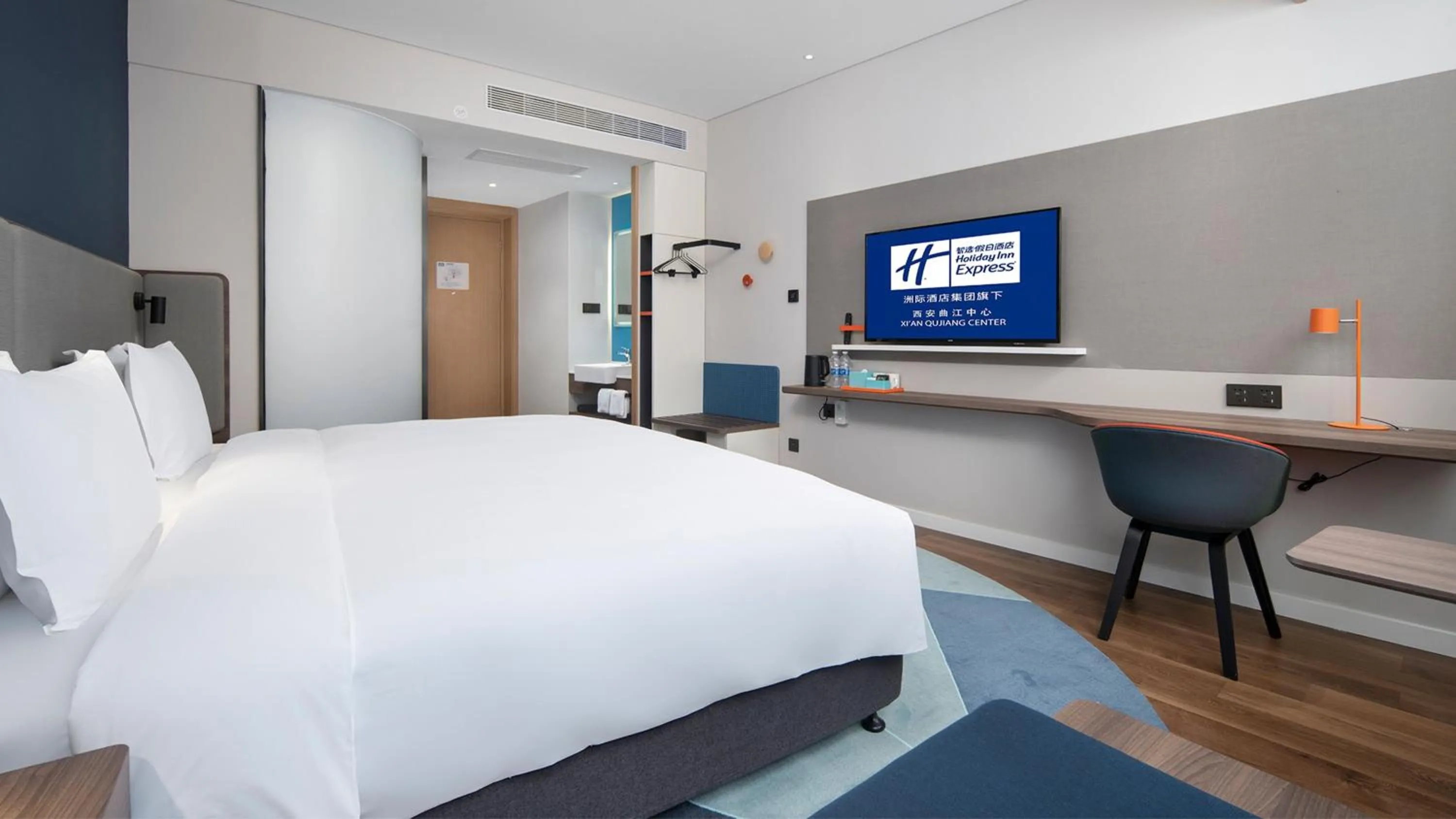 Photo of the whole room, Bed in Holiday Inn Express Xi'an Qujiang Center by IHG