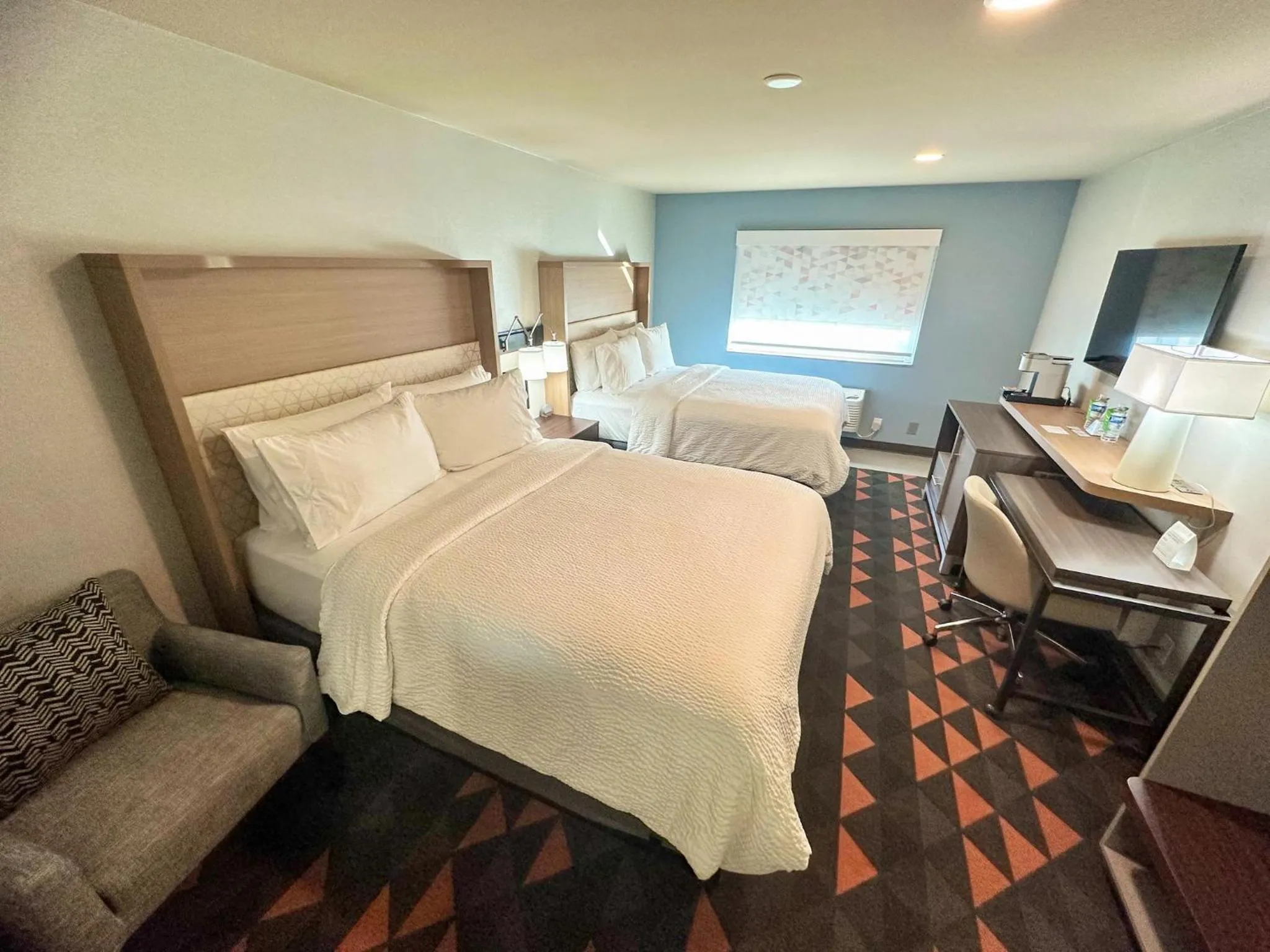 Photo of the whole room, Bed in Holiday Inn Kansas City - Downtown by IHG