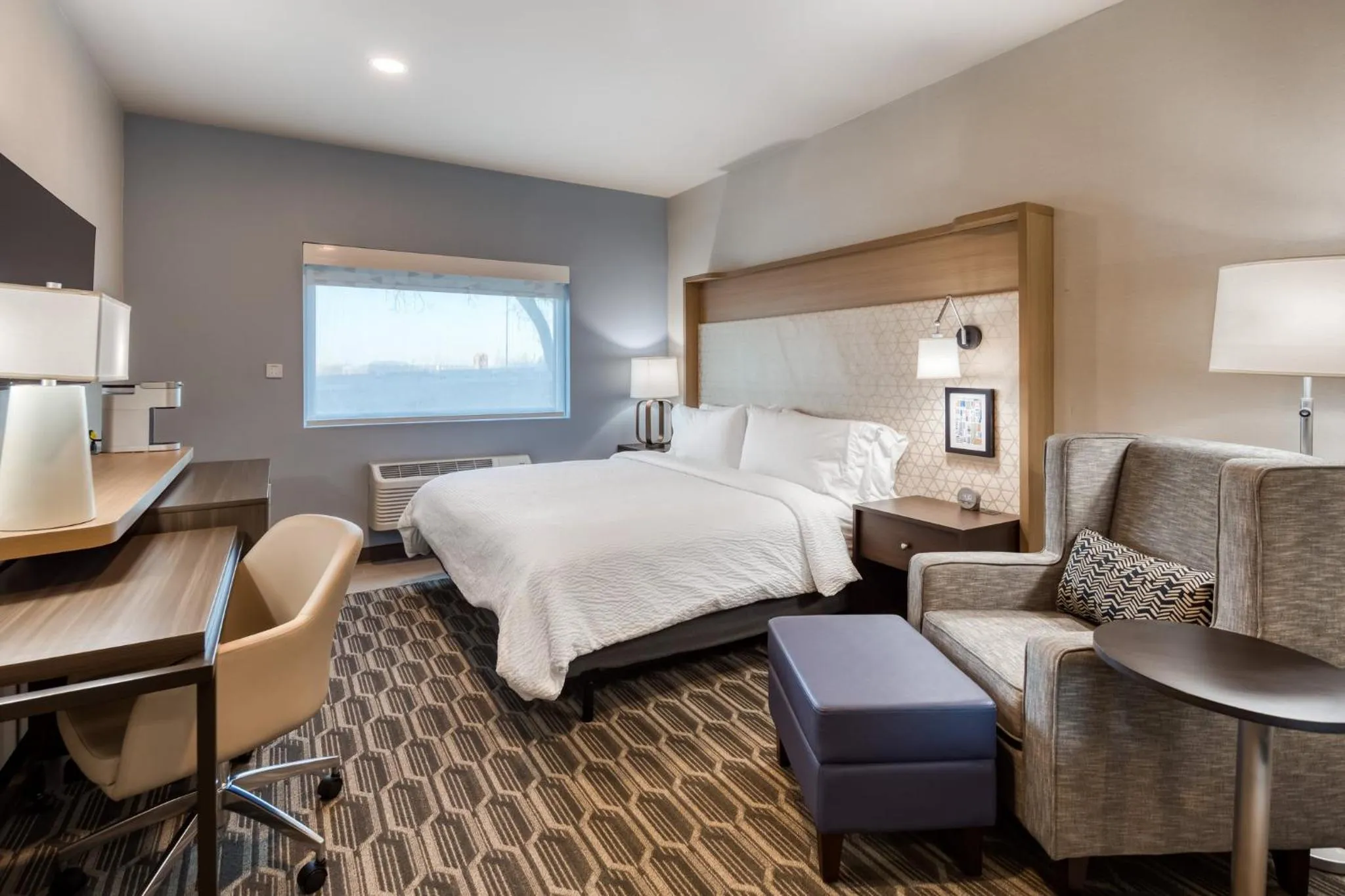 Photo of the whole room, Bed in Holiday Inn Kansas City - Downtown by IHG