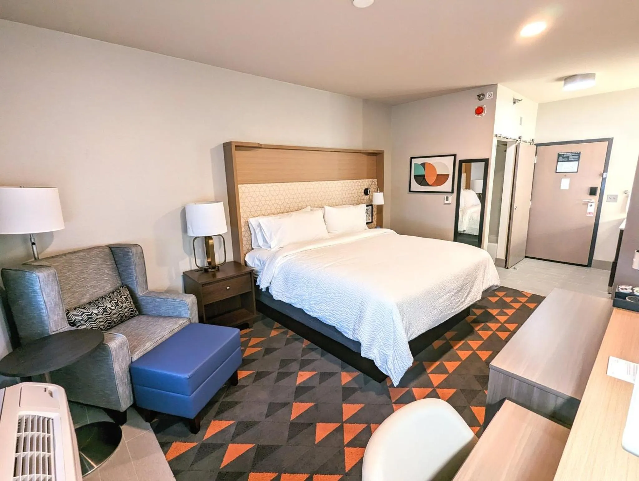 Photo of the whole room, Bed in Holiday Inn Kansas City - Downtown by IHG