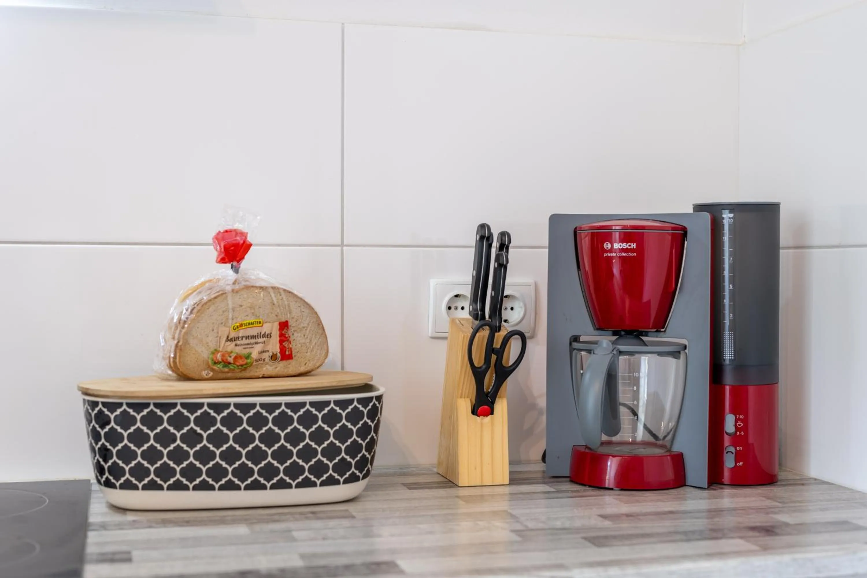 Coffee/tea facilities in Gästehaus Olympia Wilhelmshaven - Moderne Einzelzimmer mit eigenem Bad für Monteure