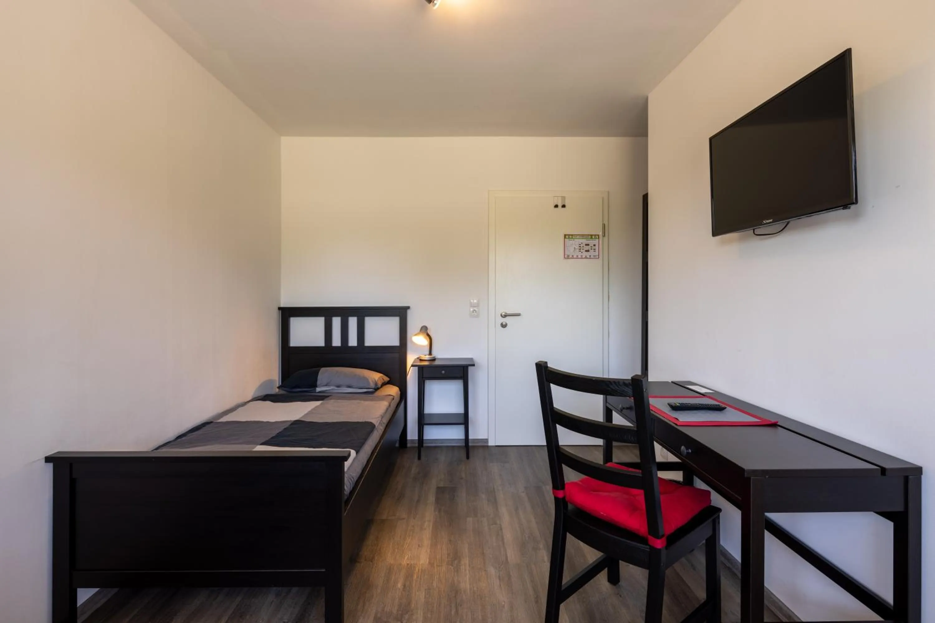 Bed in Gästehaus Olympia Wilhelmshaven - Moderne Einzelzimmer mit eigenem Bad für Monteure