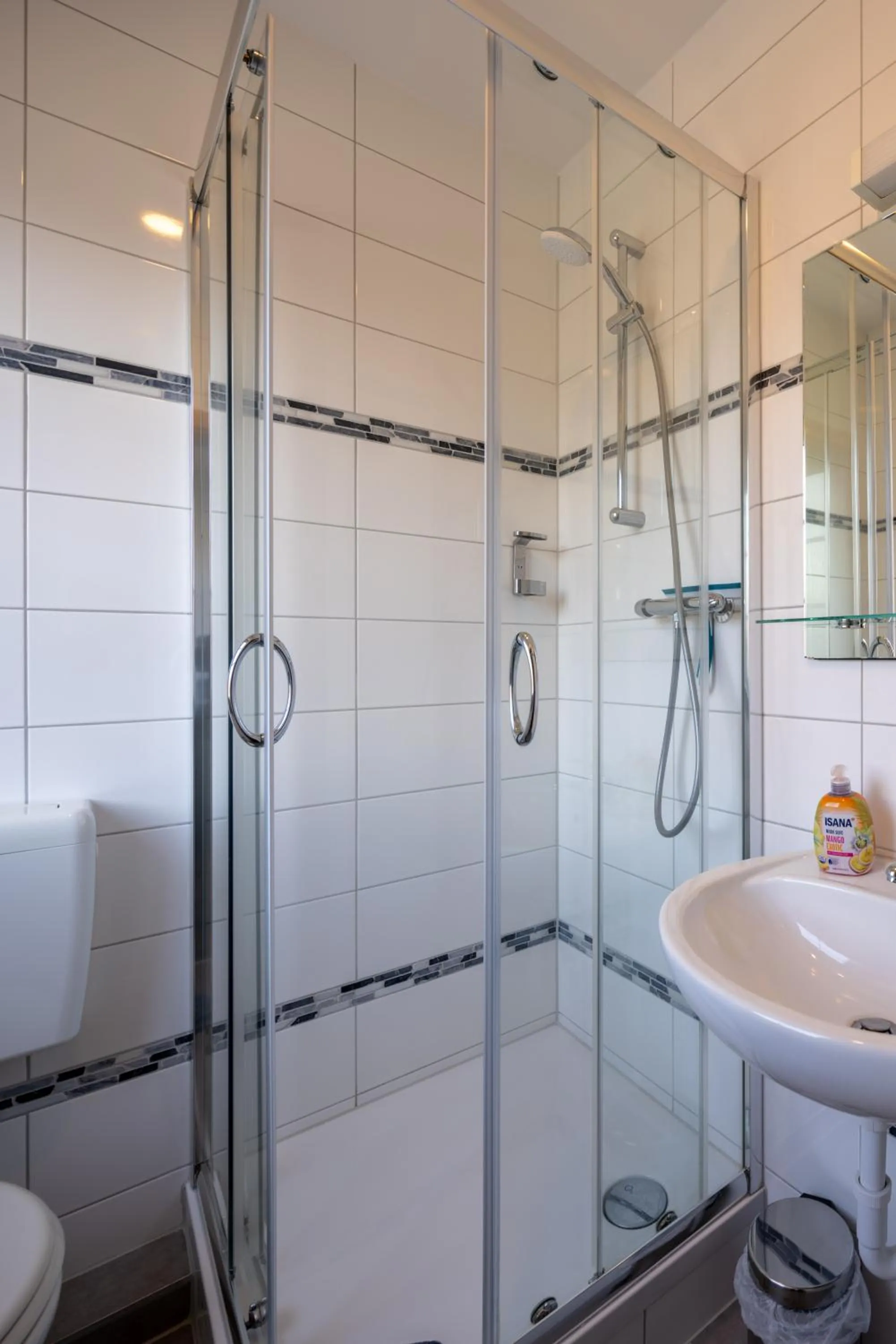 Shower in Gästehaus Olympia Wilhelmshaven - Moderne Einzelzimmer mit eigenem Bad für Monteure