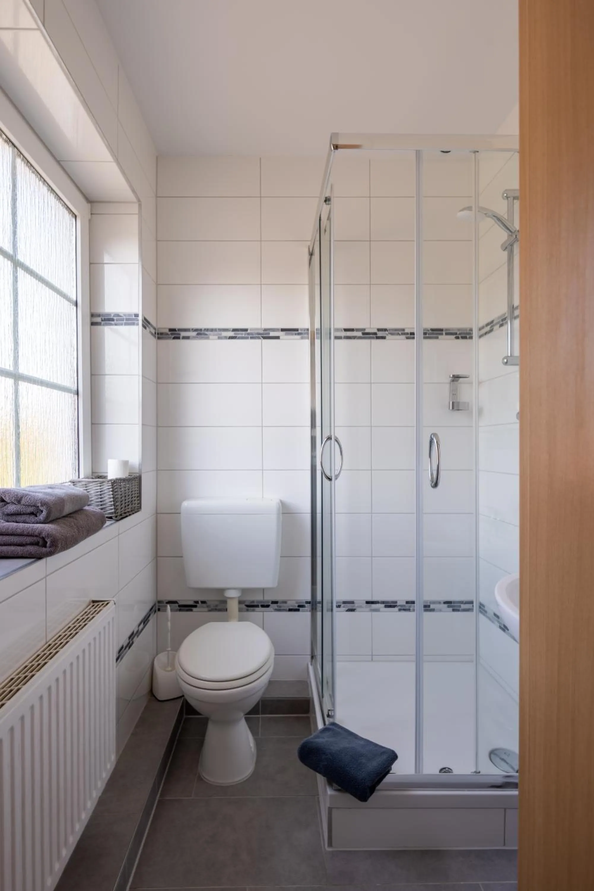 Shower in Gästehaus Olympia Wilhelmshaven - Moderne Einzelzimmer mit eigenem Bad für Monteure
