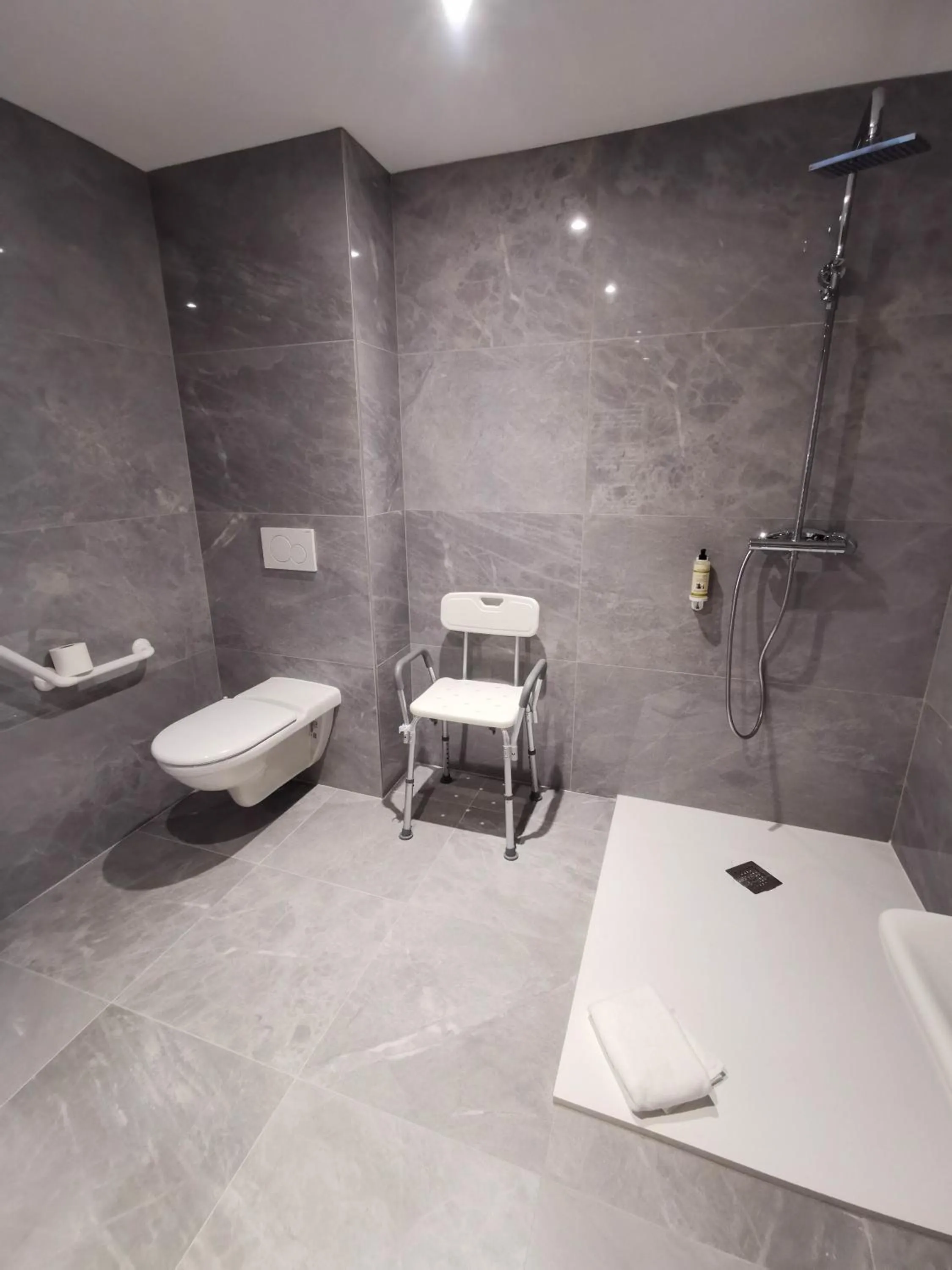 Shower in Aux Ateliers