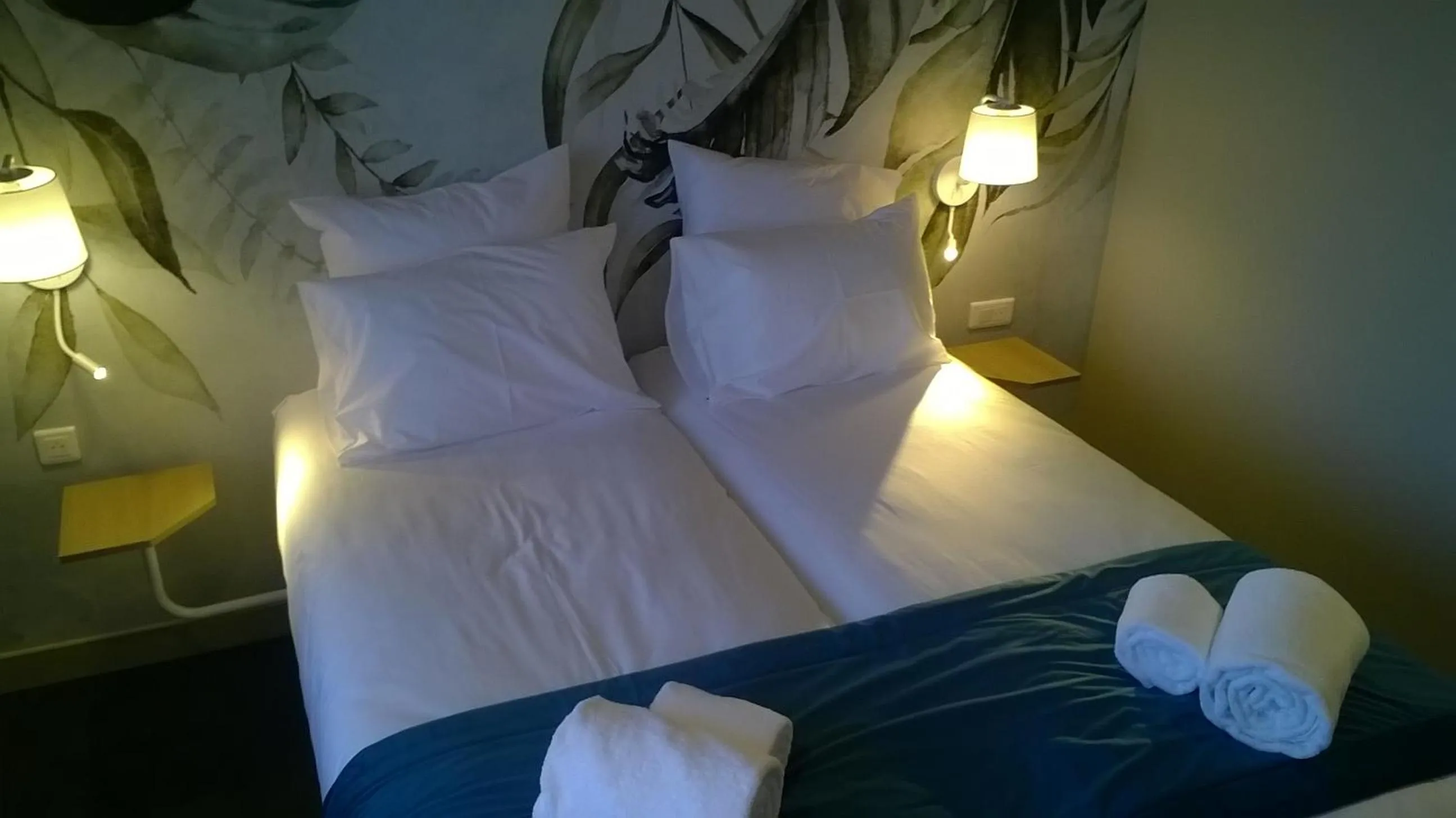 Photo of the whole room, Bed in Aux Ateliers