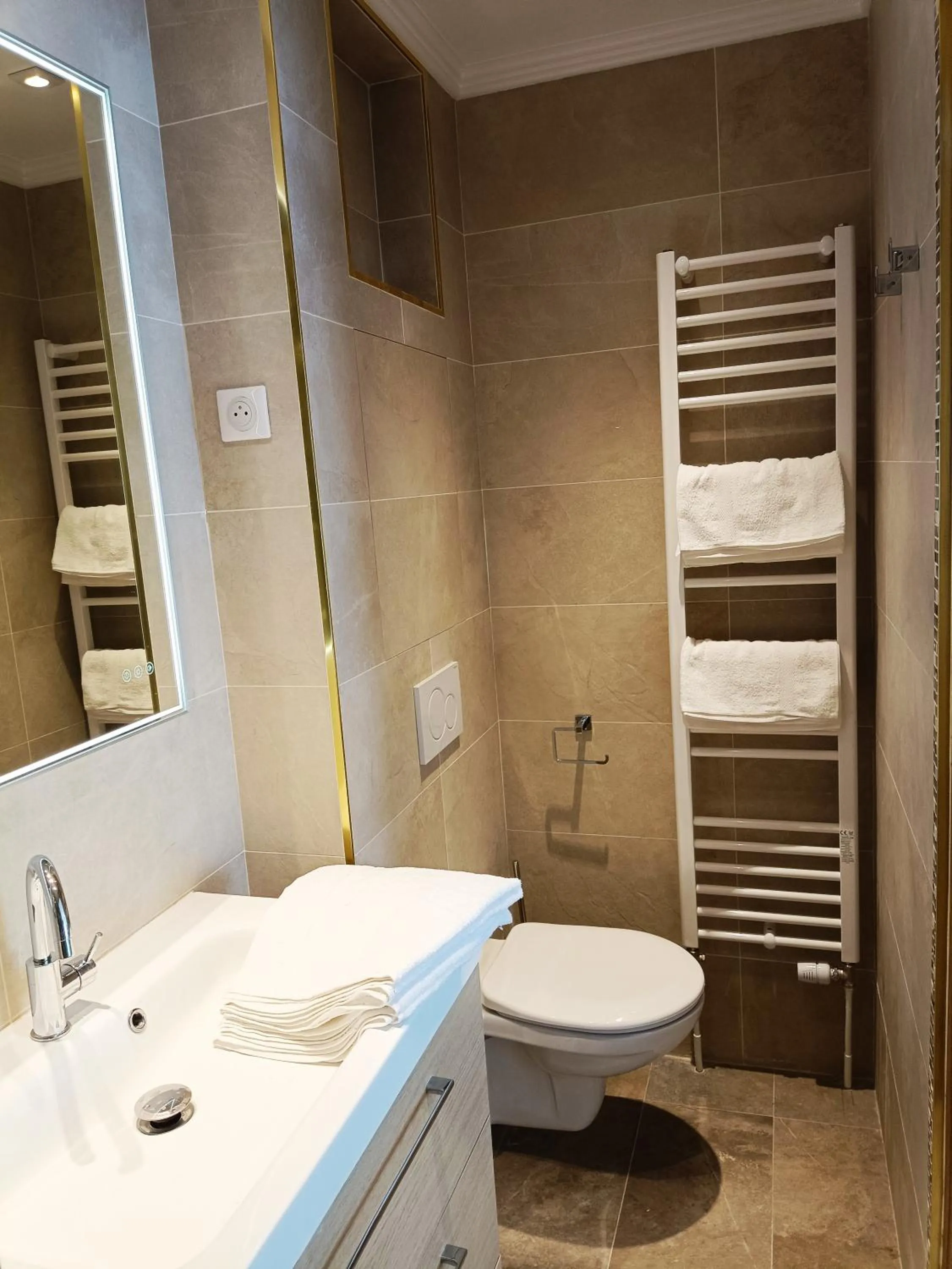 Shower in Les Rebelles