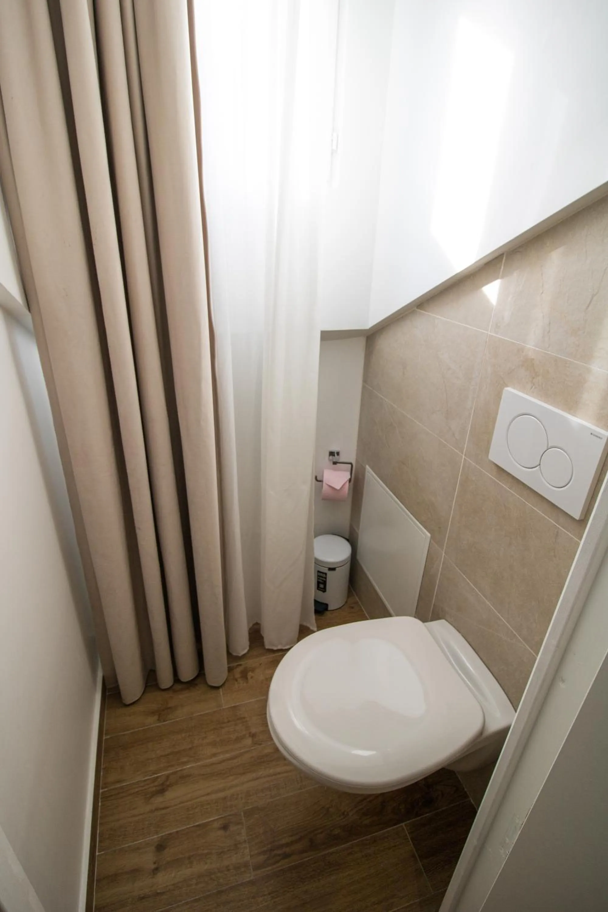 Toilet in Les Rebelles