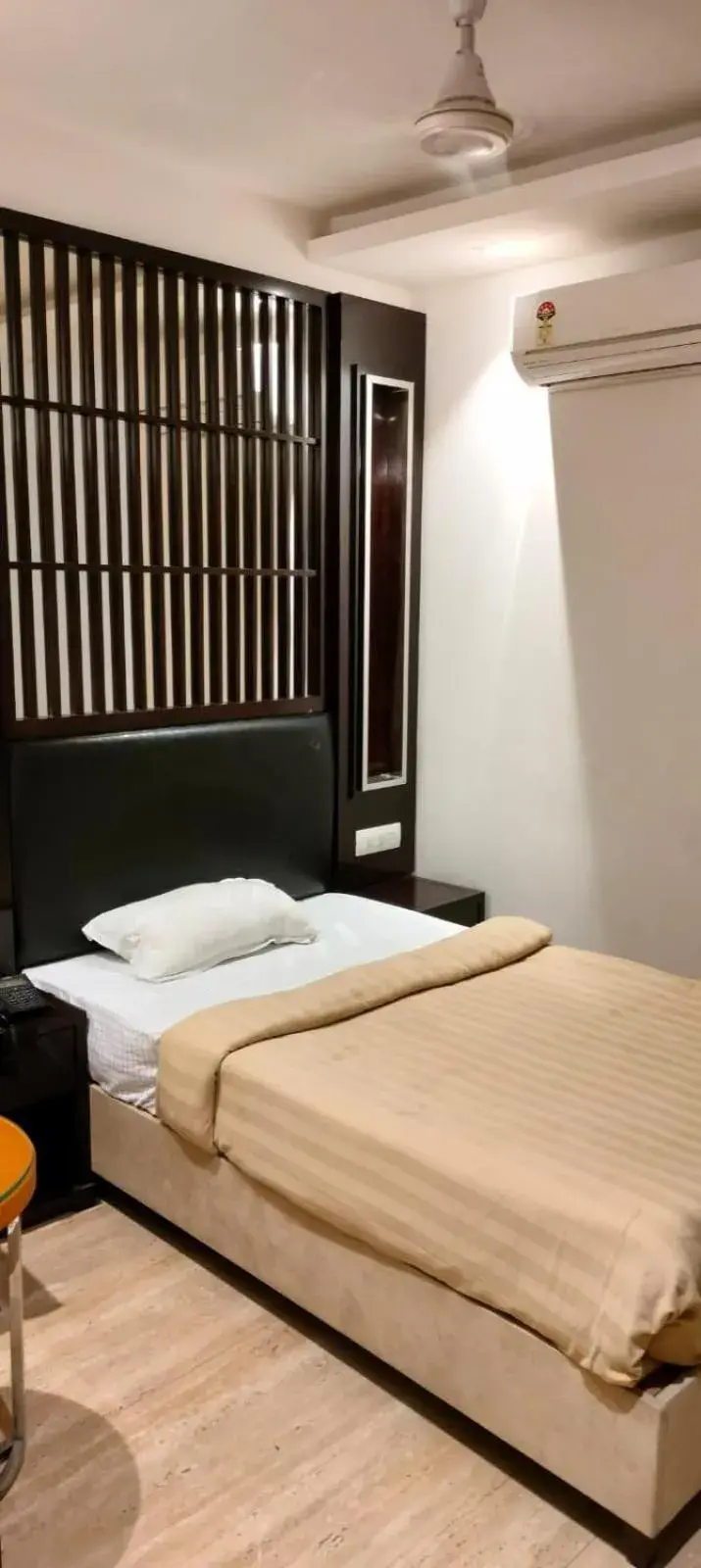 Single Room with Private Bathroom - single occupancy in HOTEL NEW ANAND PALACE Single Room with Private Bathroom - single occupancy in HOTEL NEW ANAND PALACE