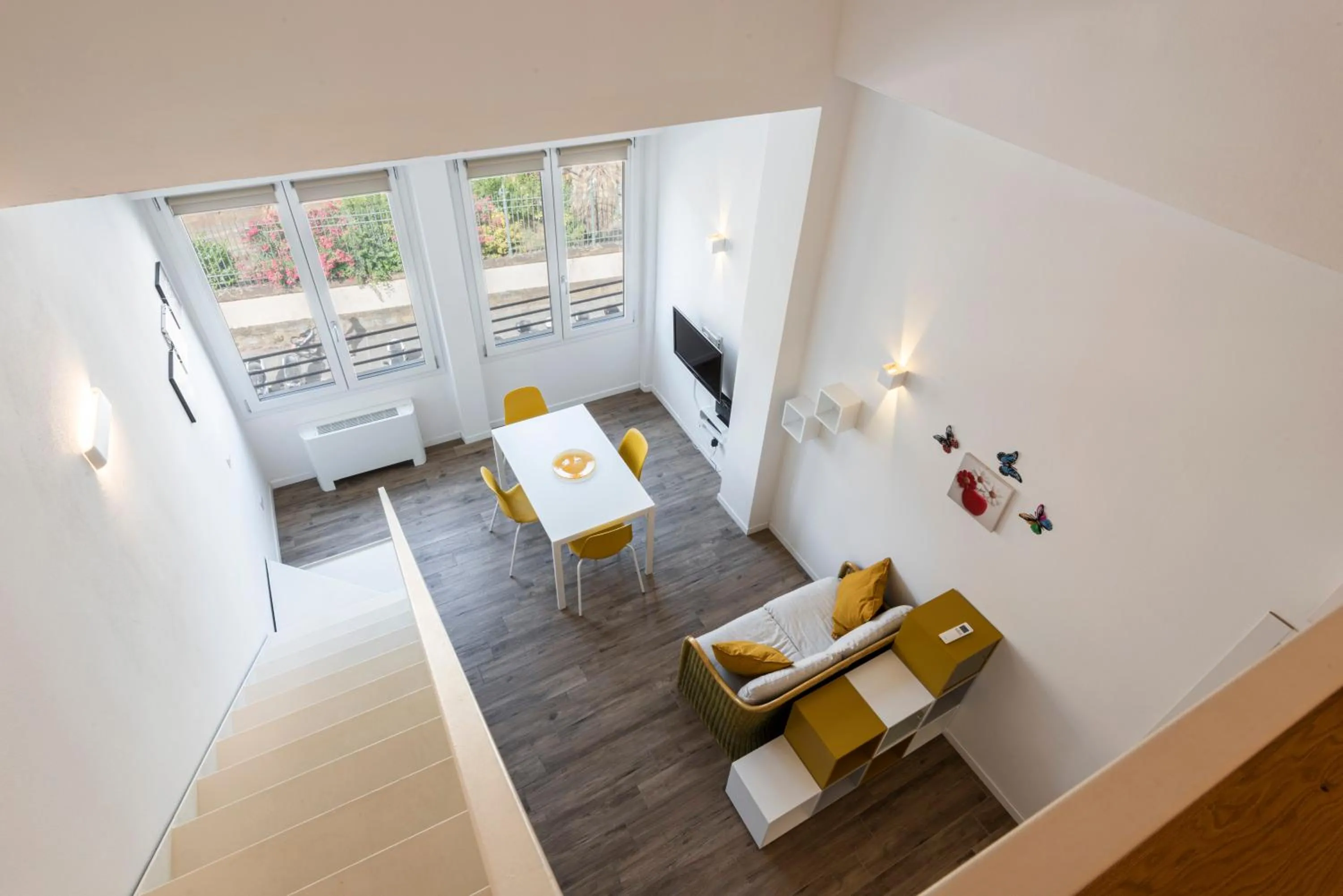Living room in Ruote Stylish Loft by Mmega