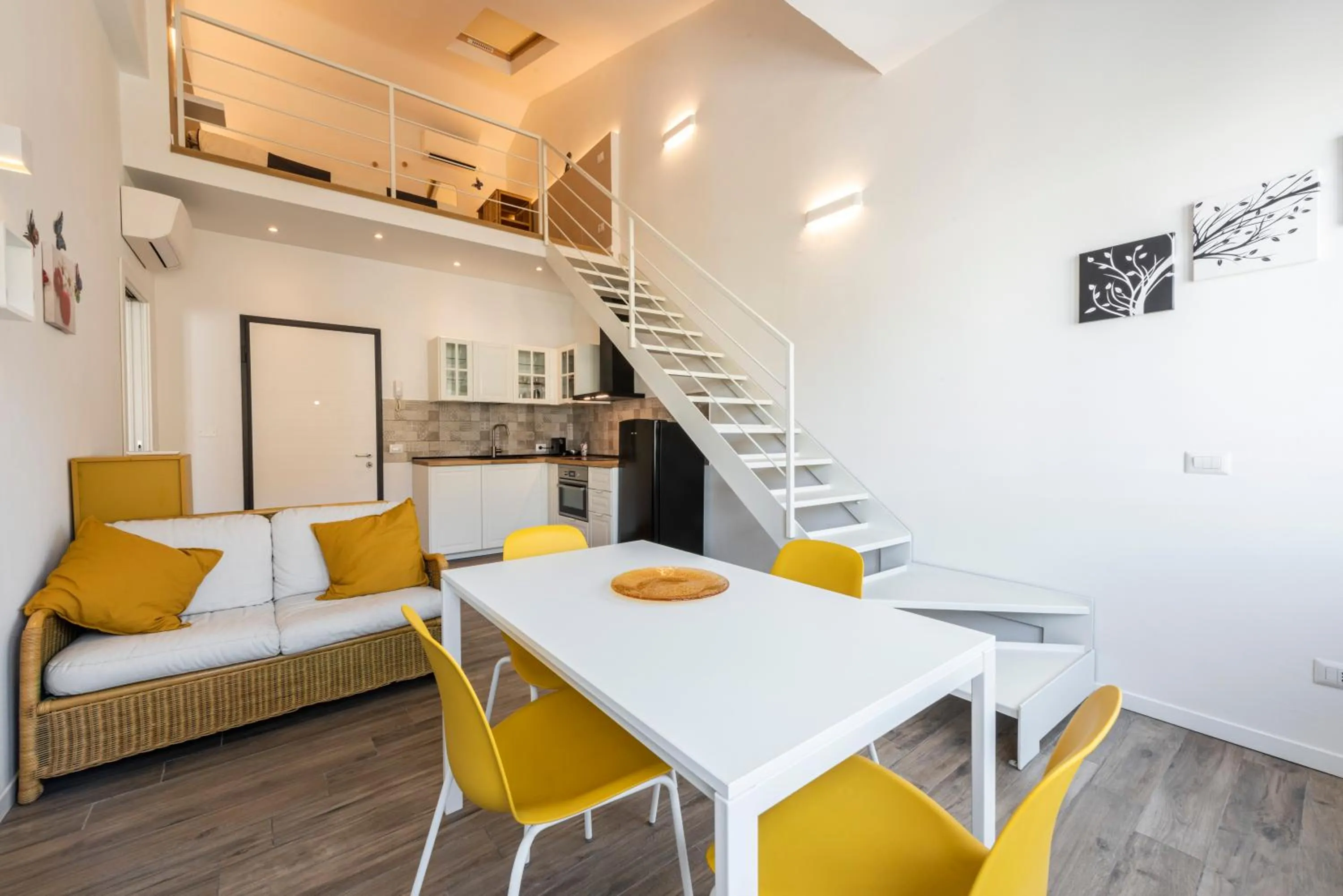 Living room in Ruote Stylish Loft by Mmega