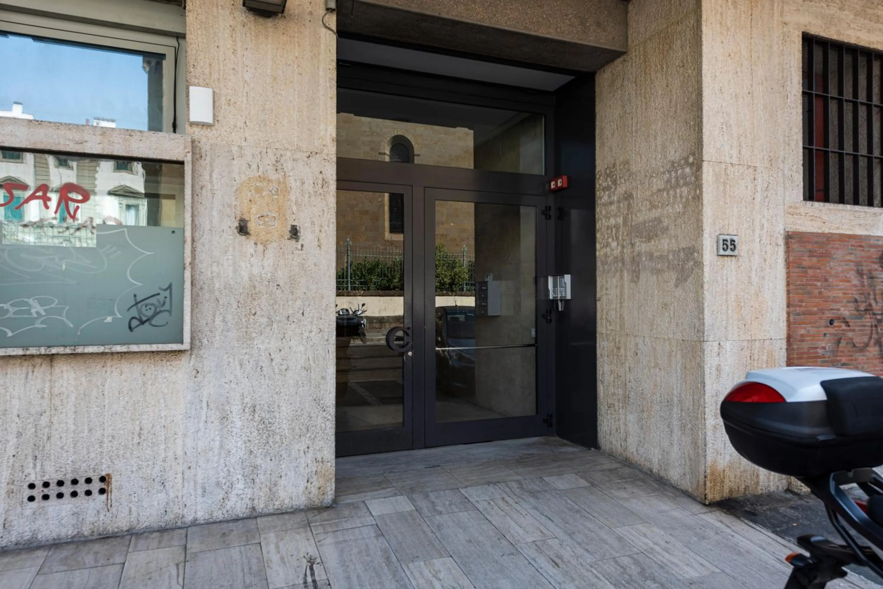 Facade/entrance in Ruote Stylish Loft by Mmega