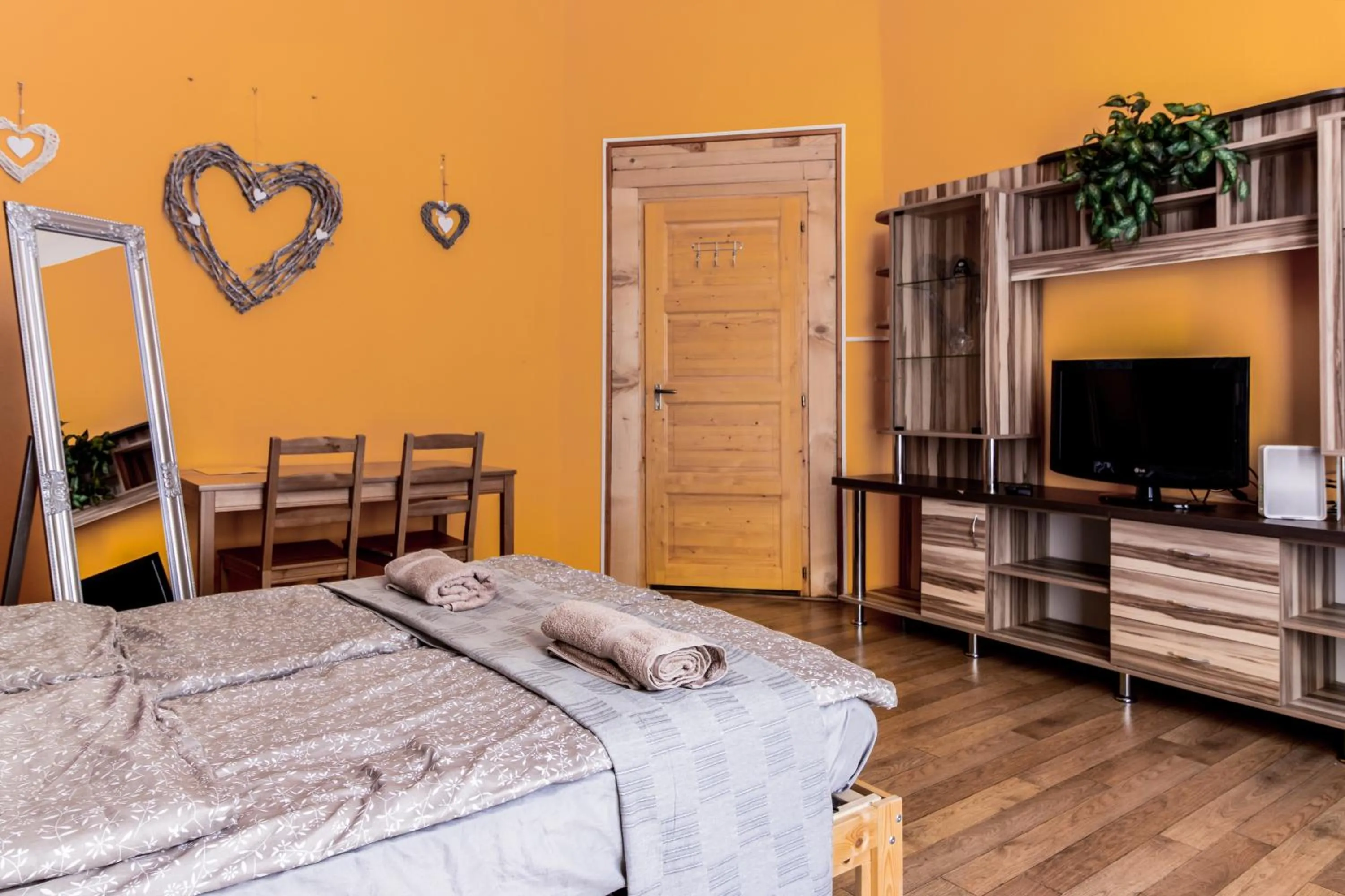 Photo of the whole room, Bed in Aurora Apartments
