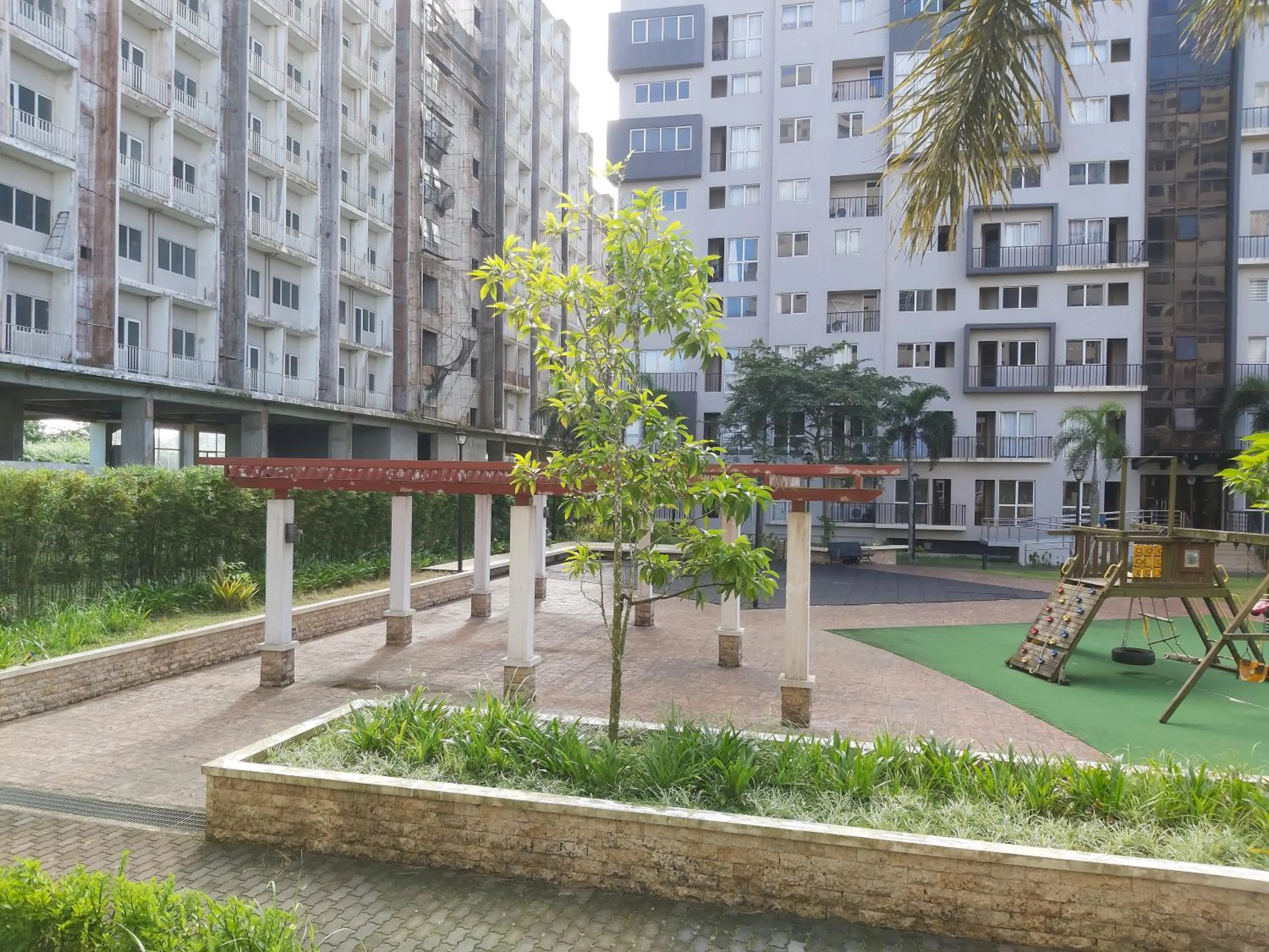 Inner courtyard view in Affordable Tagaytay Monteluce 2 BR with Pool G28