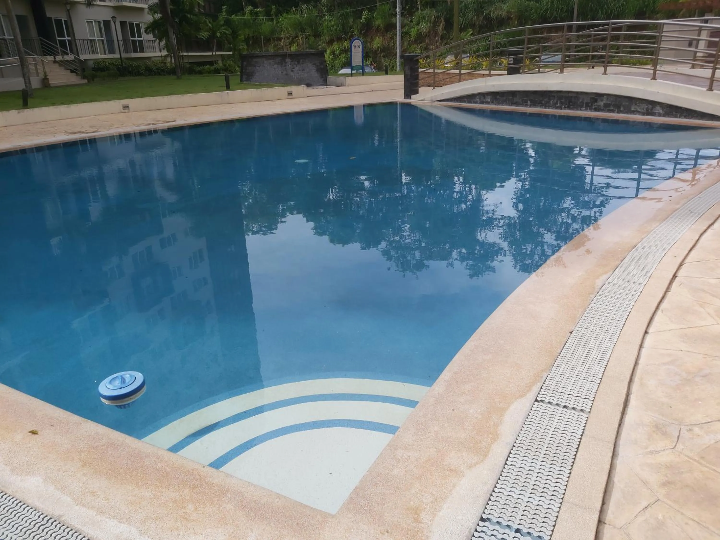 Swimming pool in Affordable Tagaytay Monteluce 2 BR with Pool G28